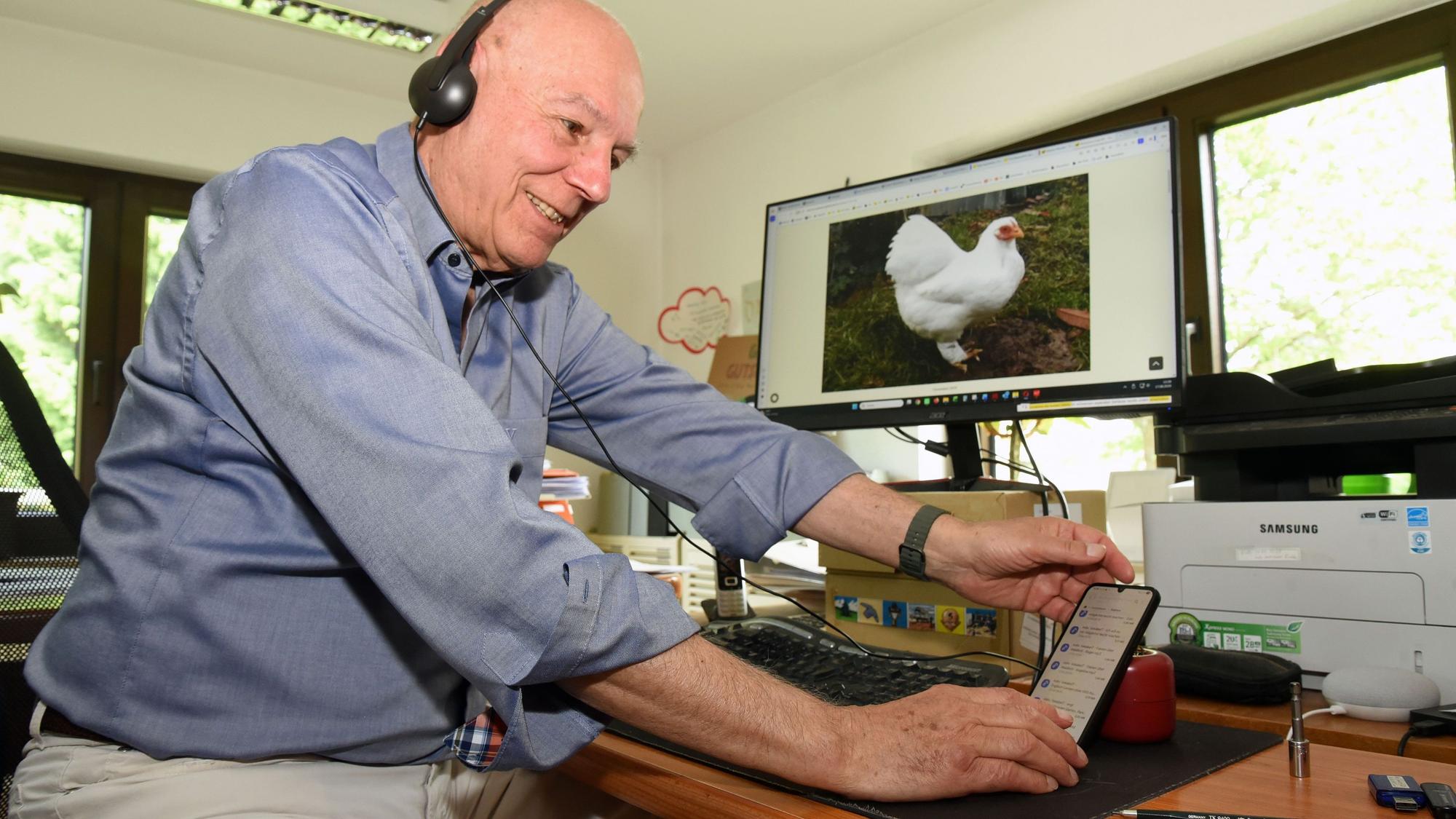 Wie hört sich der Text auf Englisch an, den Reinhold Vogt aus Waldbröl gerade über sein Huhn Flöckchen geschrieben hat? Die Hörbeispiele lassen sich jederzeit auch auf dem Smartphone abspielen. Vogt hat ein Lernset für Sprachen entwickelt.