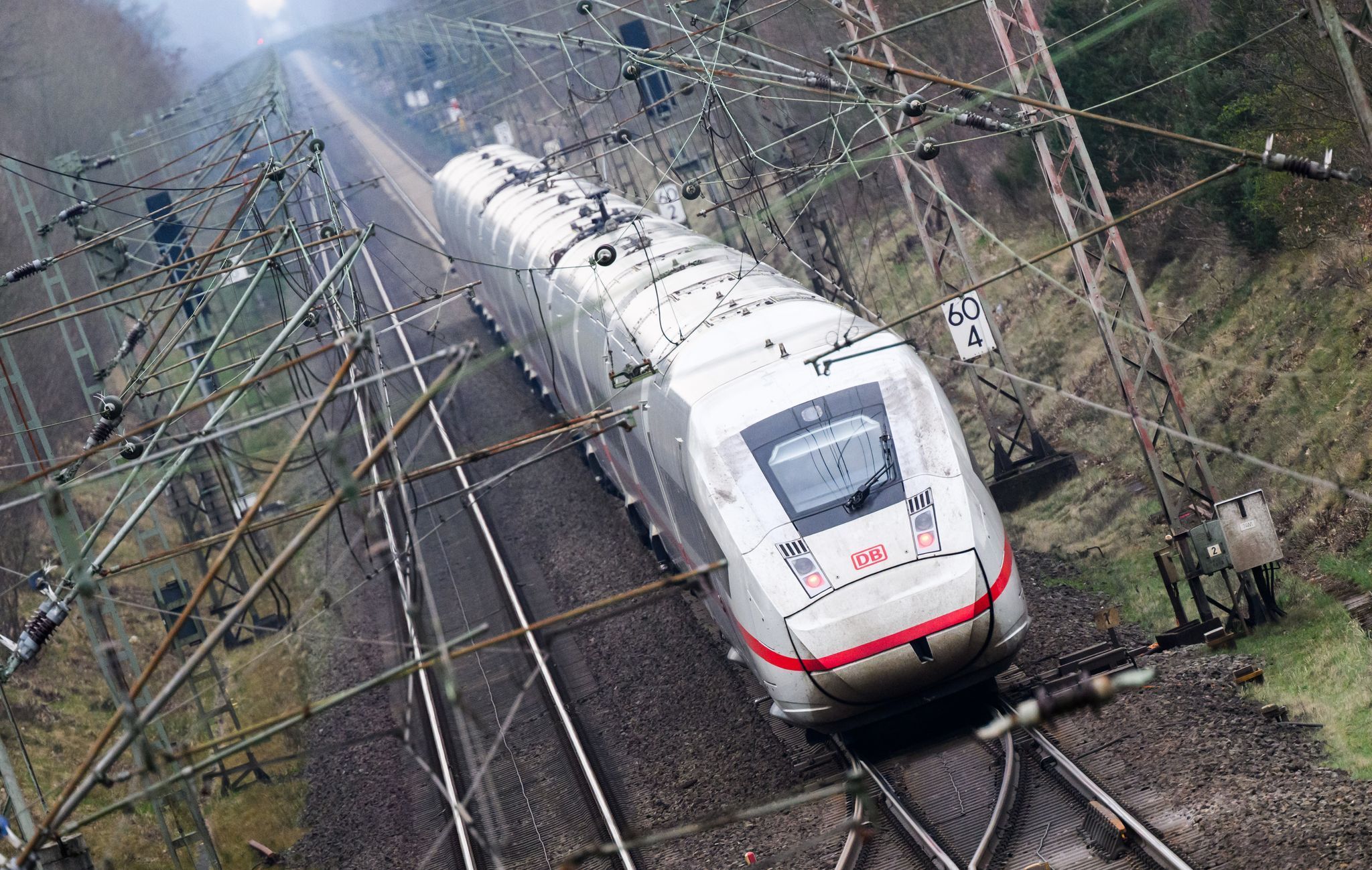 Die Deutsche Bahn muss im Fernverkehr mehr Kapazitäten für Wettbewerber freimachen. (Archivbild)