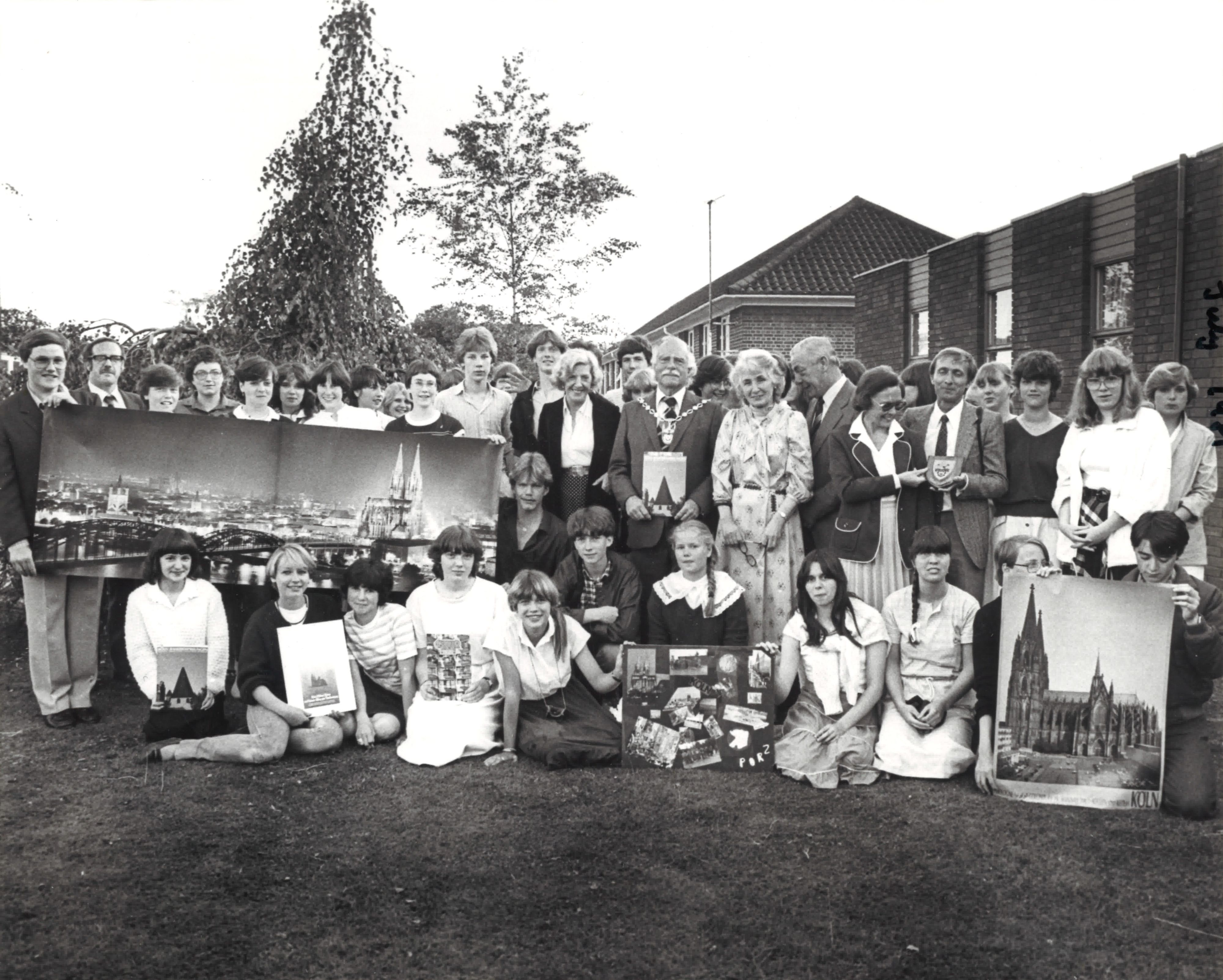 Beim ersten Besuch ihrer Partnerschule in Dunstable 1981 brachten Porzer Schülerinnen und Schüler Gastgeschenke mit, unter anderem Fotos vom Kölner Dom.