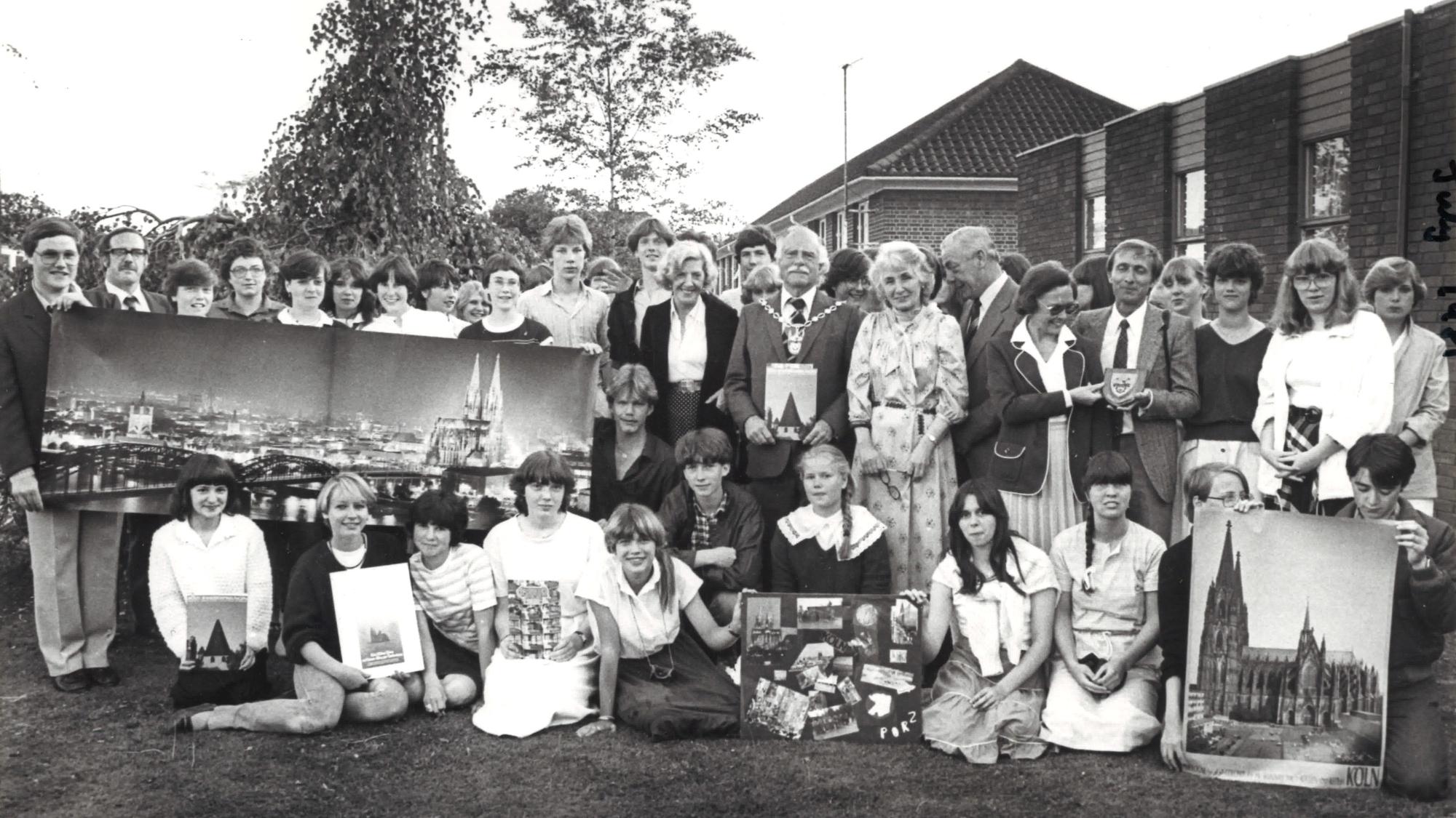 Beim ersten Besuch ihrer Partnerschule in Dunstable 1981 brachten Porzer Schülerinnen und Schüler Gastgeschenke mit, unter anderem Fotos vom Kölner Dom.