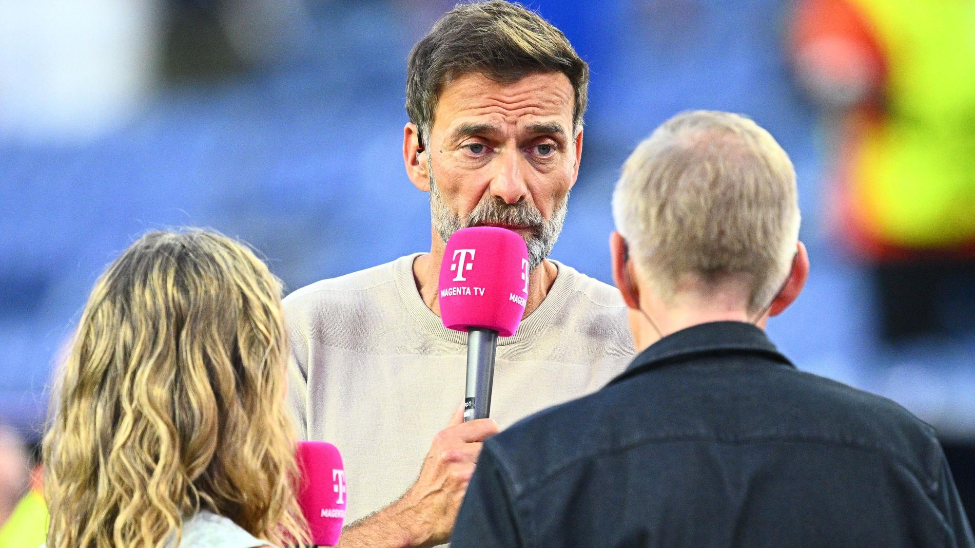 Jürgen Klopp, TV-Experte bei „MagentaTV“, ist nach dem DFB-Aus bei der WM im Gespräch mit Kollegin Tabea Kemme und Moderator Johannes B. Kerner.