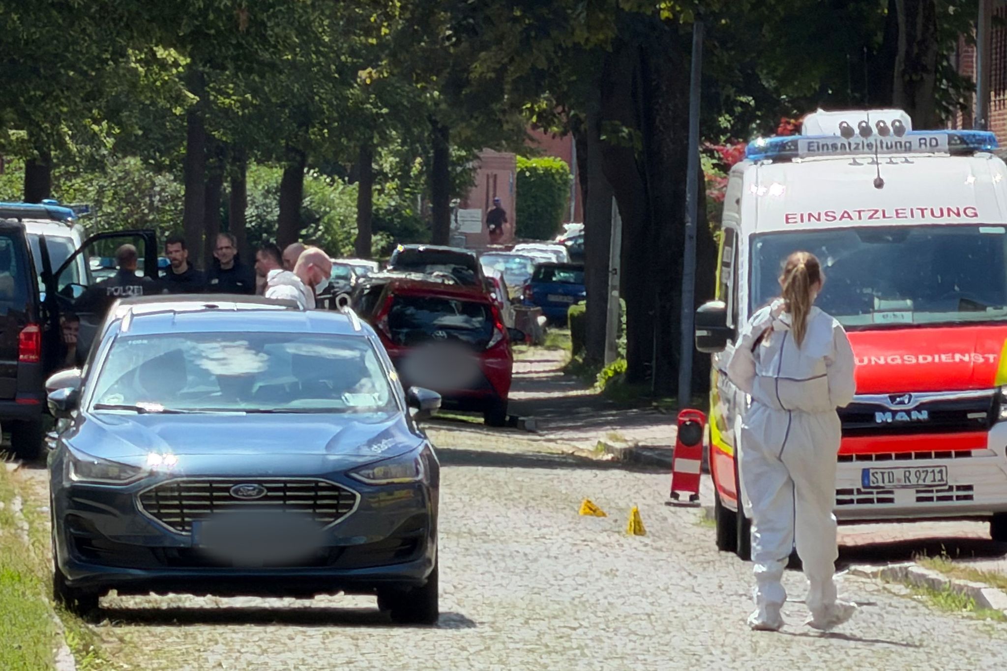 Einsatzkräfte riegeln den Tatort ab.