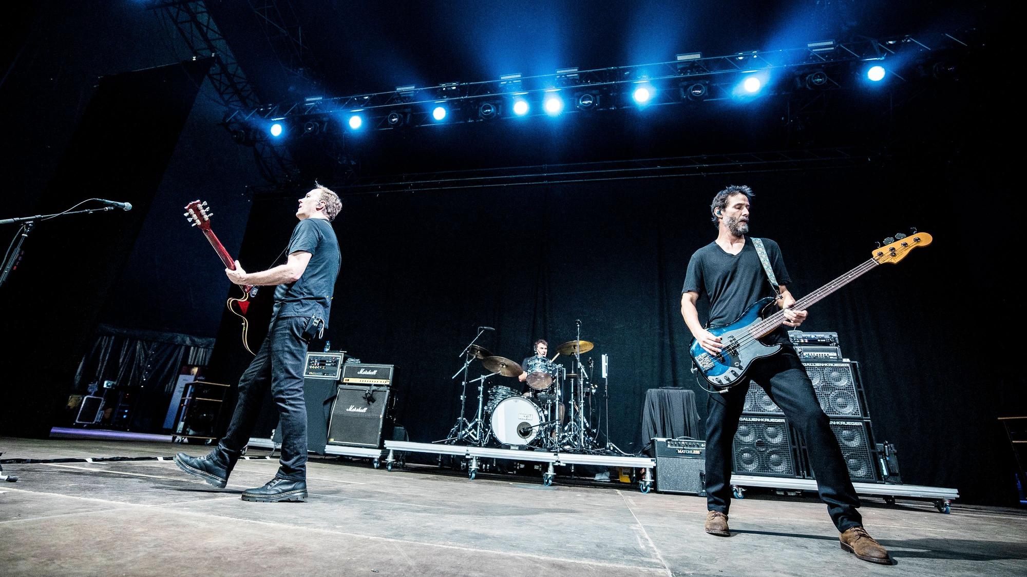 Keanu Reeves (r.) am 27. Juni bei seinem Auftritt mit Dogstar in Odense. Links Sänger und Gitarrist Bret Domrose.