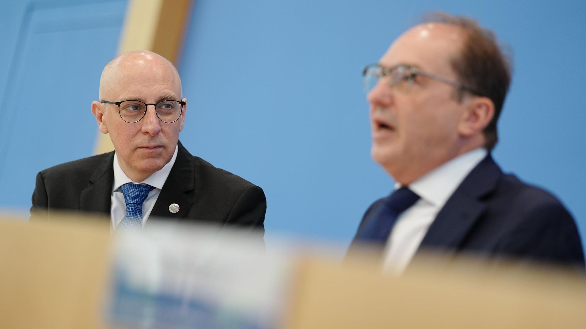 Alexander Dobrindt (CSU, r), Bundesinnenminister, und Sinan Selen, Präsident des Bundesamtes für Verfassungsschutz (BfV), stellen den Verfassungsschutzbericht 2025 vor.