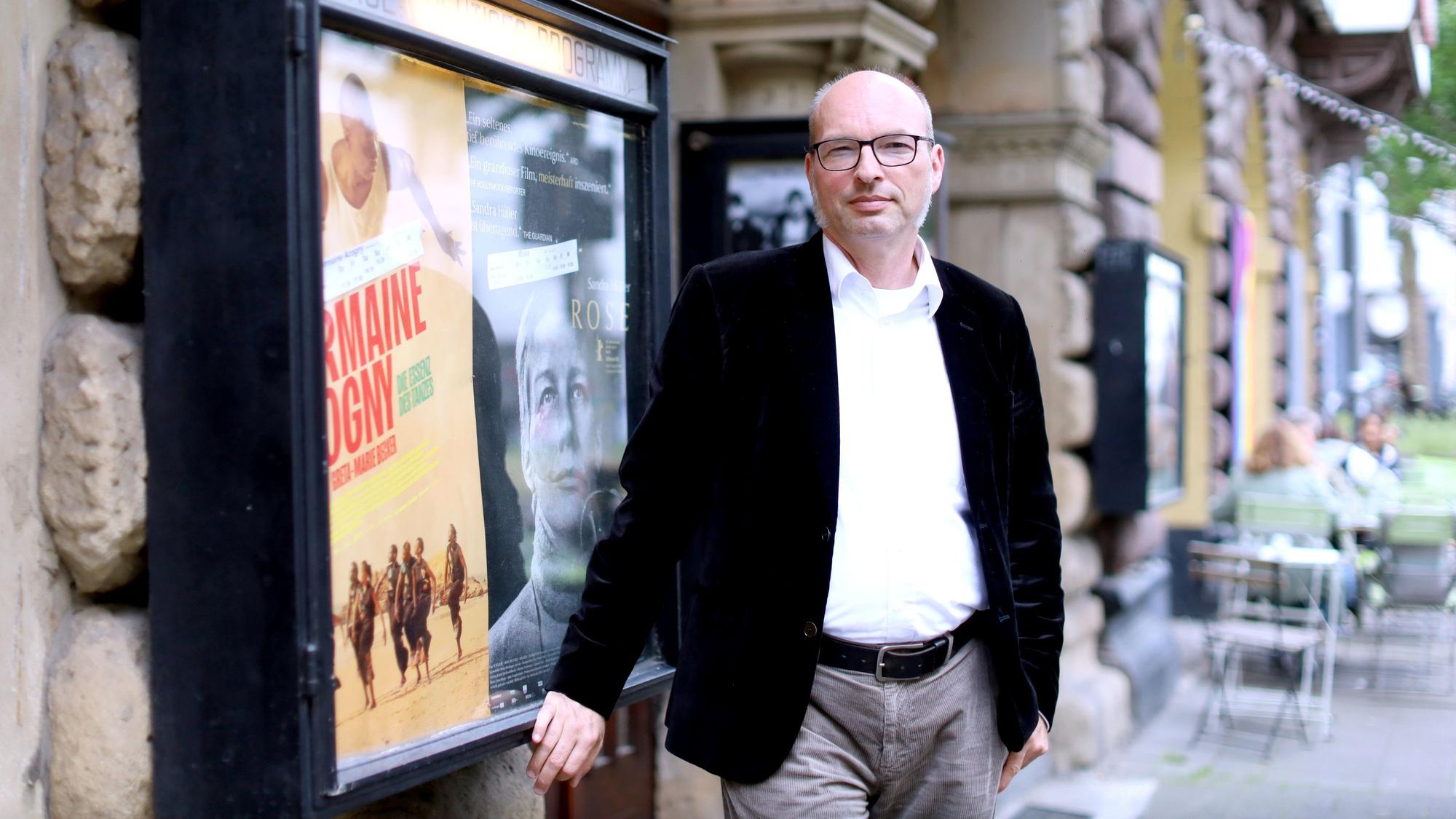Dirk Steinkühler steht vor seinem Kino.