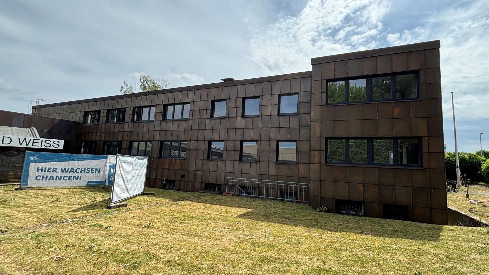 Auf dem Bild ist ein Gebäude zu sehen, in dem der Campus entstehen soll.