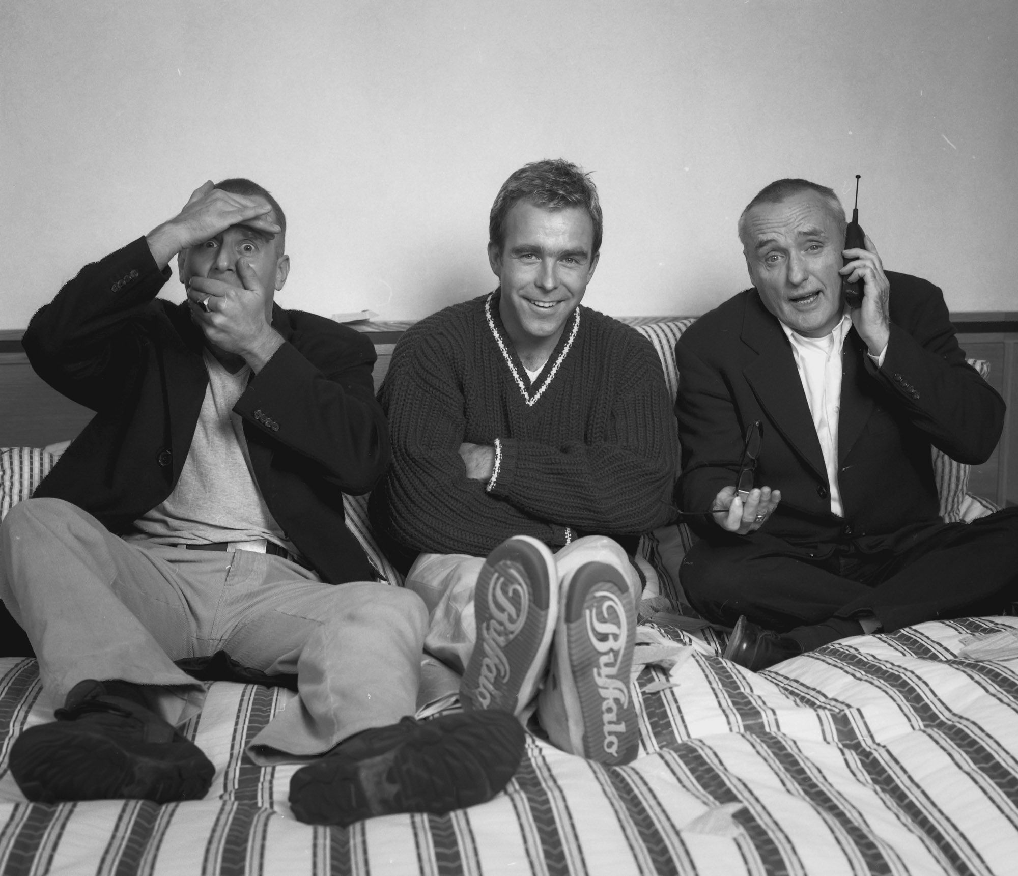 Drei Männer albern im Bett herum: Heino Ferch, Stephan Pick und Dennis Hopper (v.l.)