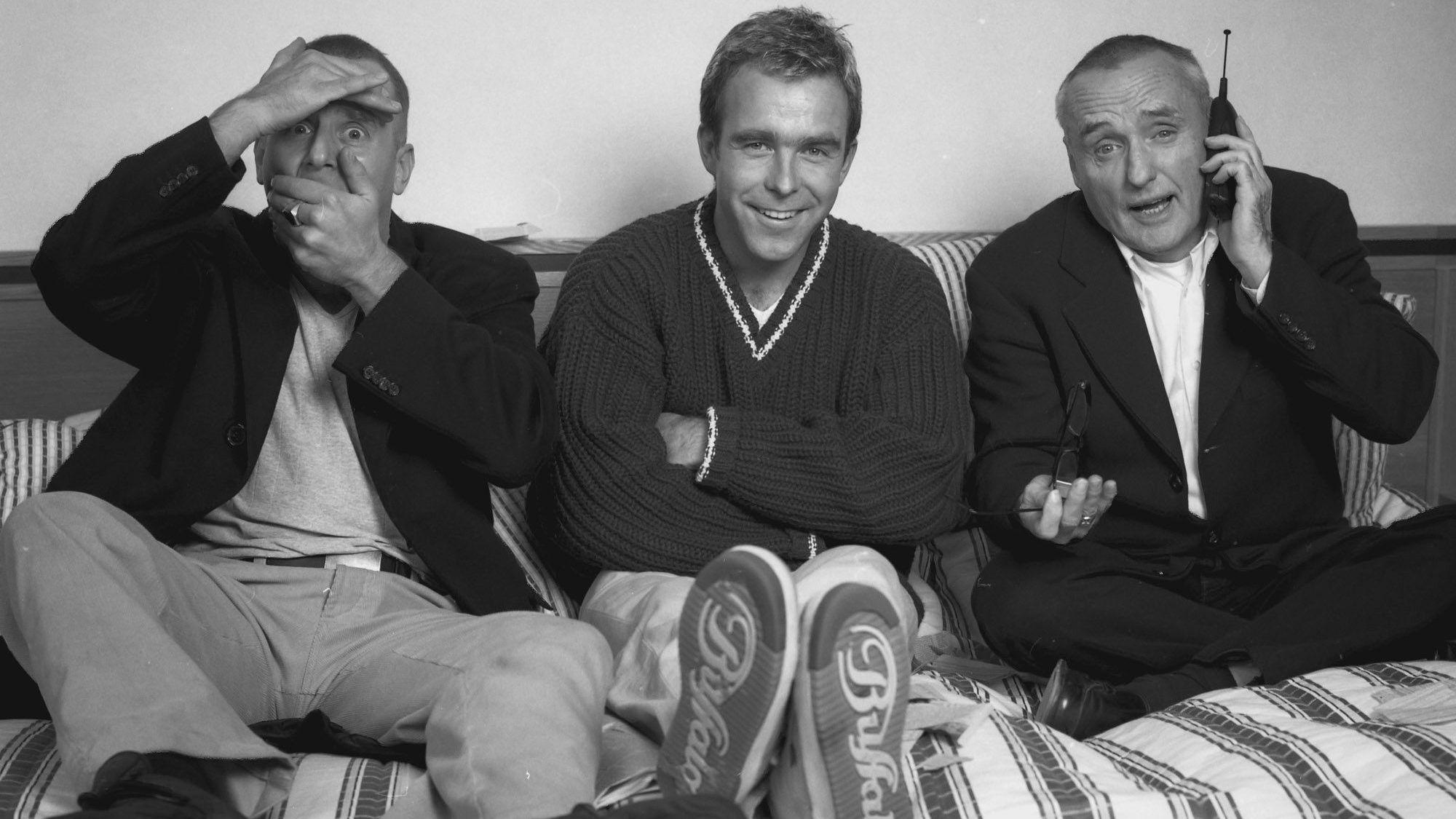 Drei Männer albern im Bett herum: Heino Ferch, Stephan Pick und Dennis Hopper (v.l.)