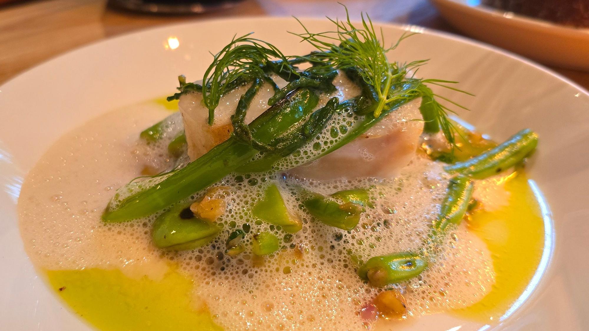Der Fisch des Tages: ein glasig gegarter Kabeljau mit Bohnen, Salicorn, Dill und Frühlingslauch