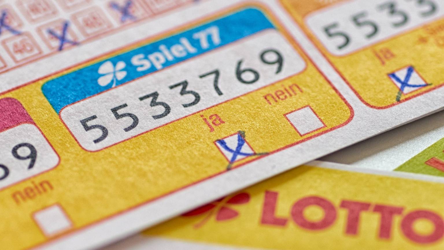 Das Bild zeigt einen Lottoschein mit mehreren angekreuzten Zahlen und dem Zusatzspiel "Spiel 77", das mit "Ja" angekreuzt wurde.