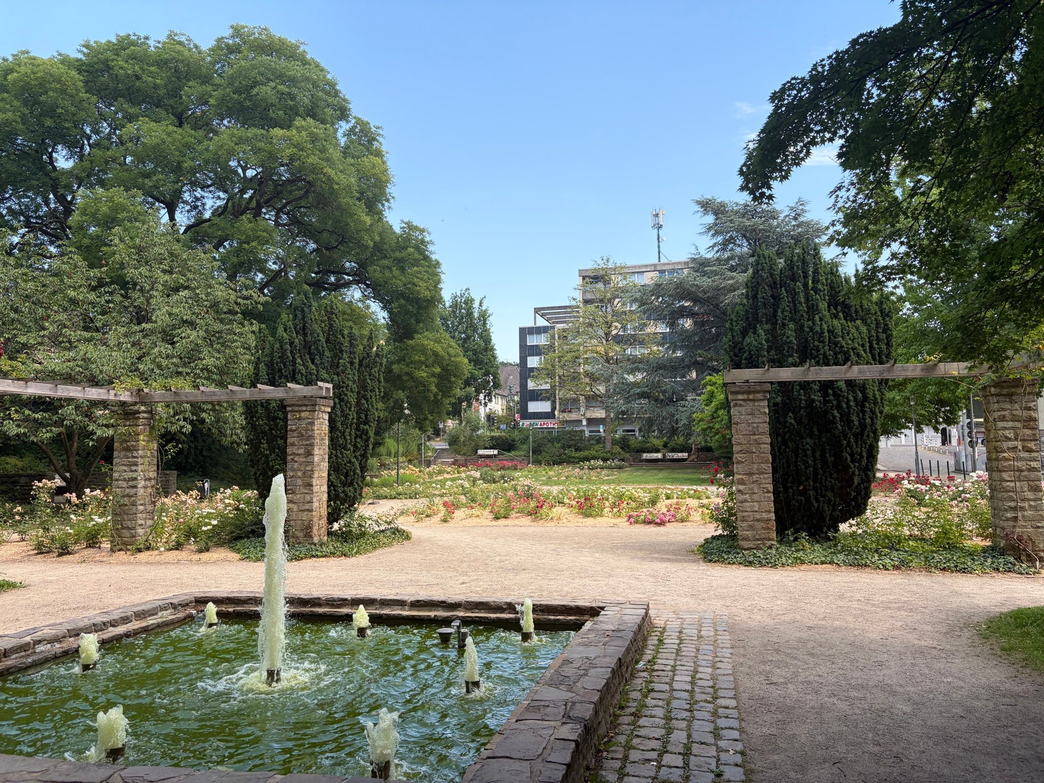 Im Gladbacher Rosengarten sprudelt ein Brunnen.