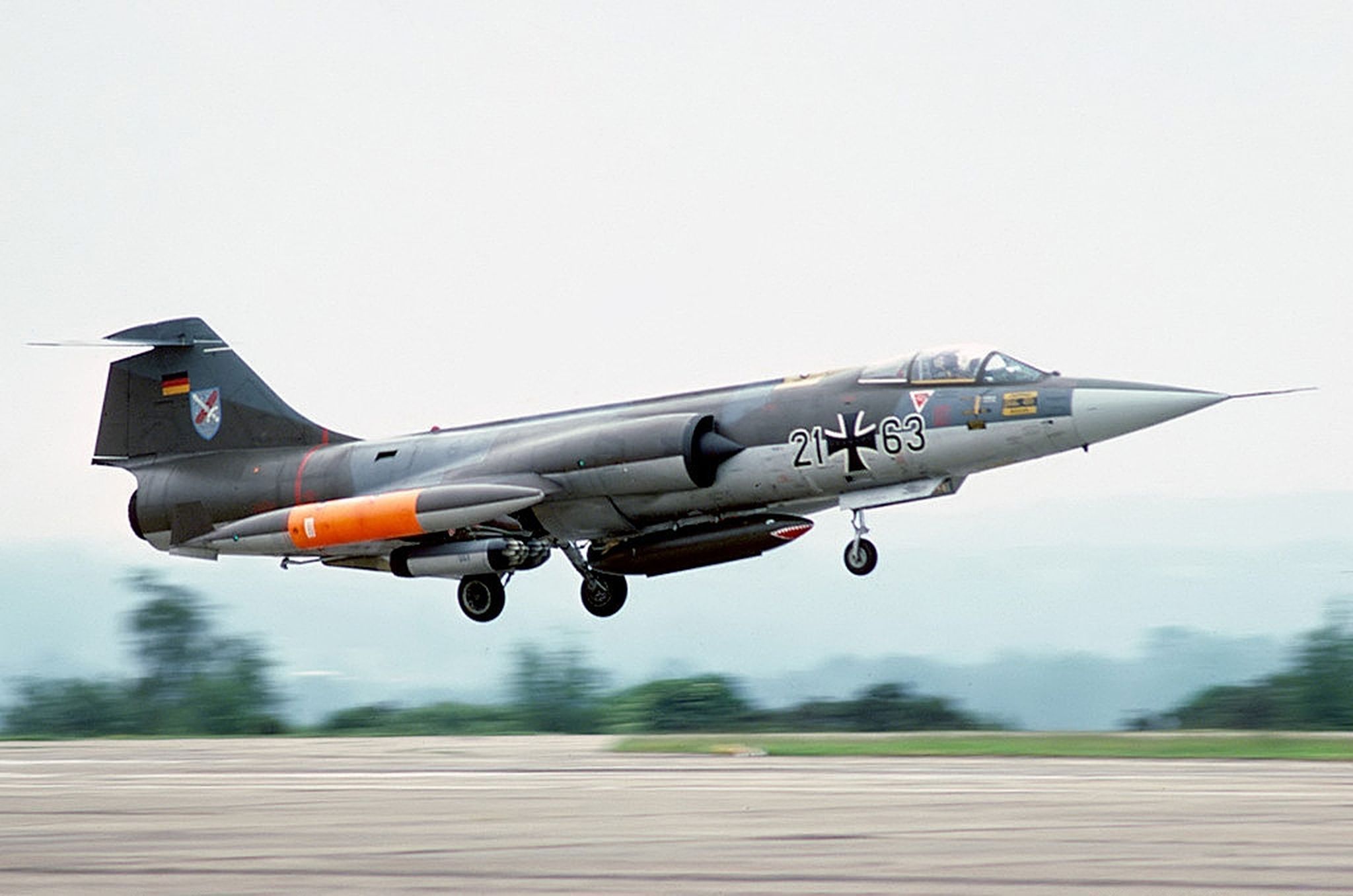 Ein Flugzeug des Typs F-104G bei der Landung auf dem Fliegerhorst in Nörvenich.