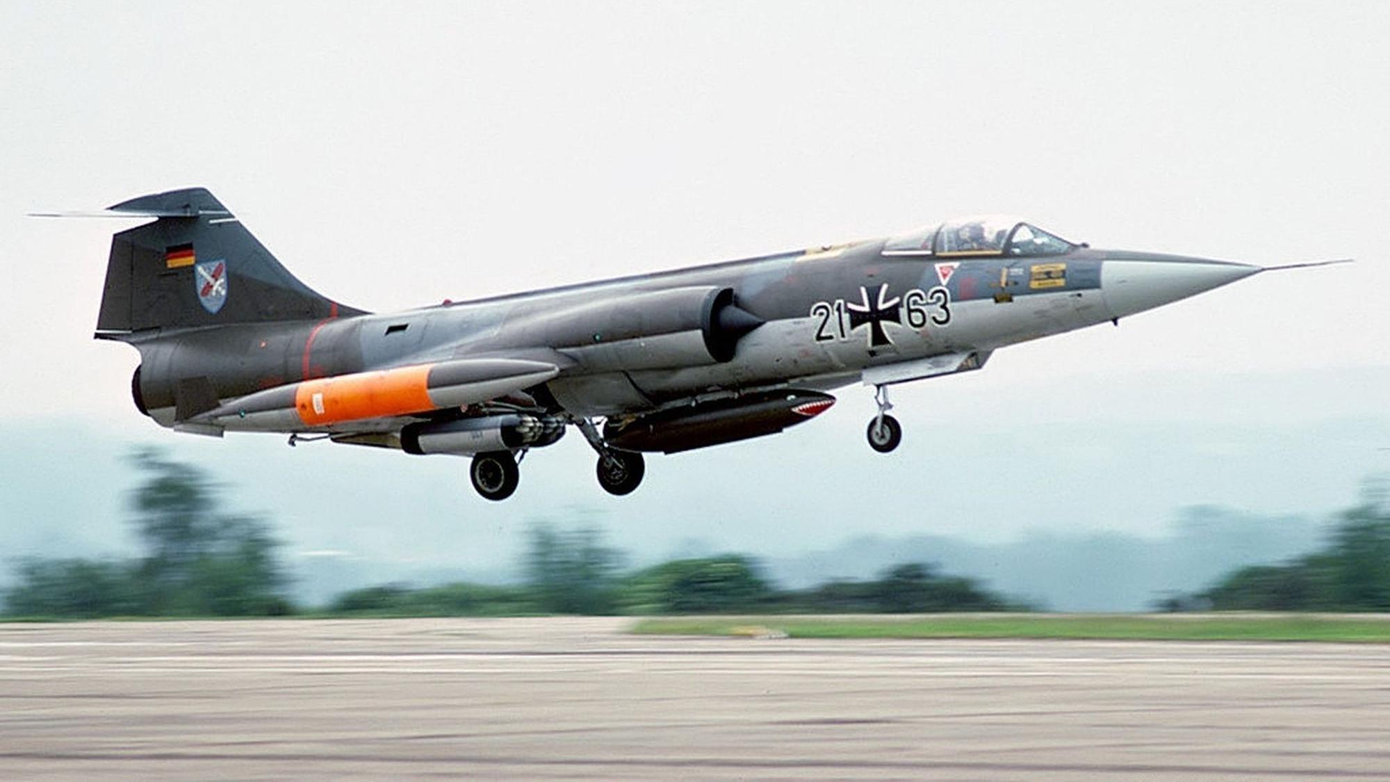 Ein Flugzeug des Typs F-104G bei der Landung auf dem Fliegerhorst in Nörvenich.