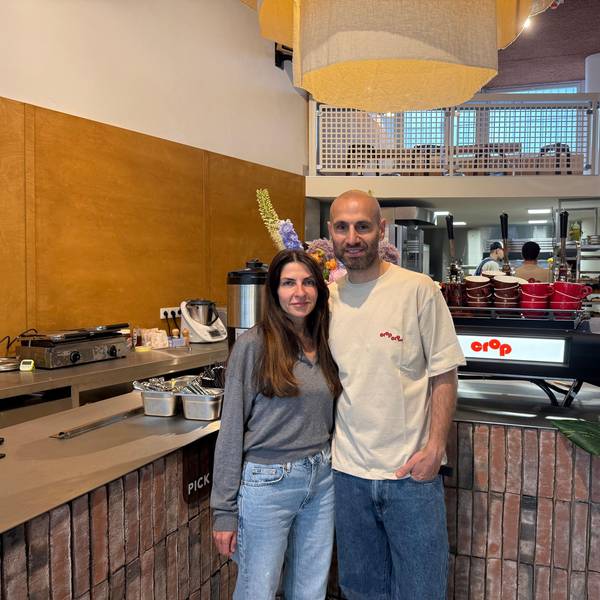 Rafet Aydogdu und seine Frau Sati Aydogdu stehen in der Filiale von Crop Coffee an der Apostelnstraße.