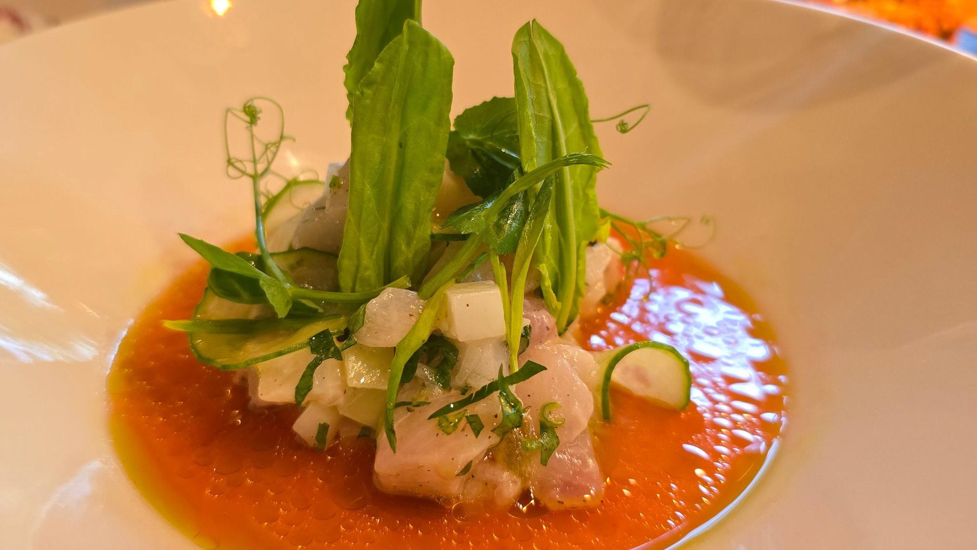 Gelbschwanzgarnele als grob geschnittenes Tartar mit Kohlrabiwürfeln. Der Kick: ein fruchtiger Erdbeersud.