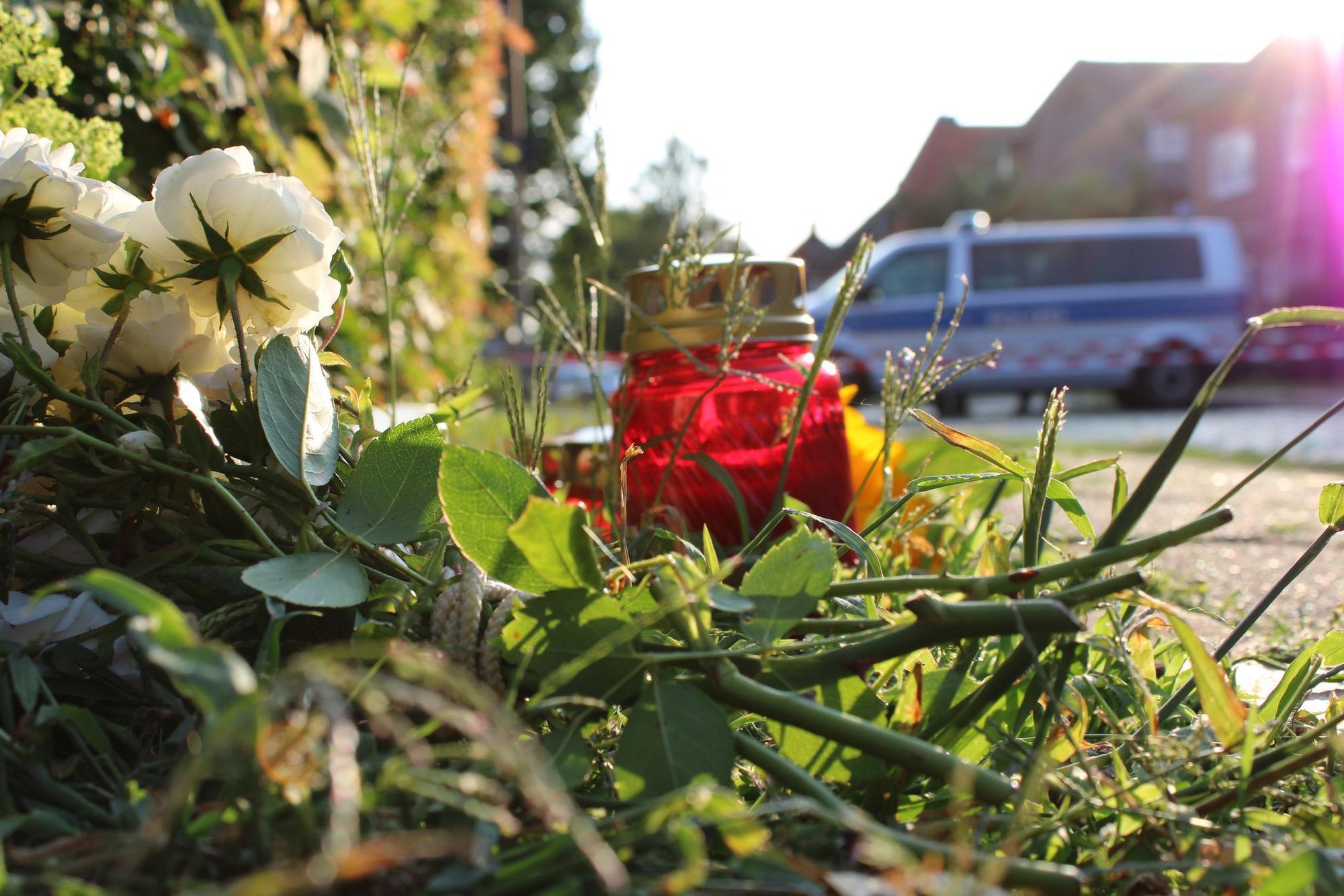 Blumen und Kerzen erinnern an die Opfer.