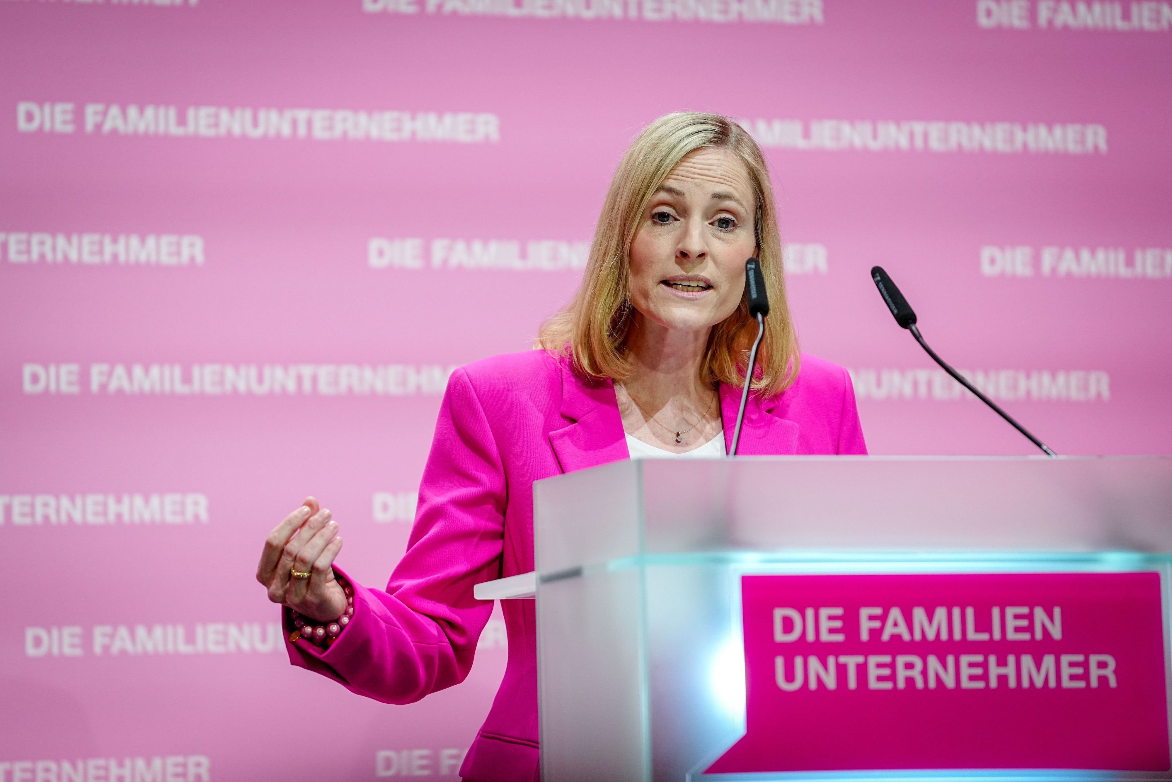 Debatte-um-Kontaktverbot-Familienunternehmer-verlieren-200-Mitglieder-nach-Streit-um-AfD-Brandmauer