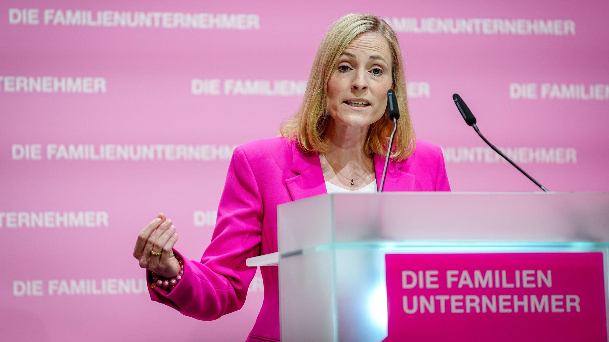 Marie-Christine Ostermann, Präsidentin des Wirtschaftsverbands "Die Familienunternehmer" spricht bei einer Veranstaltung