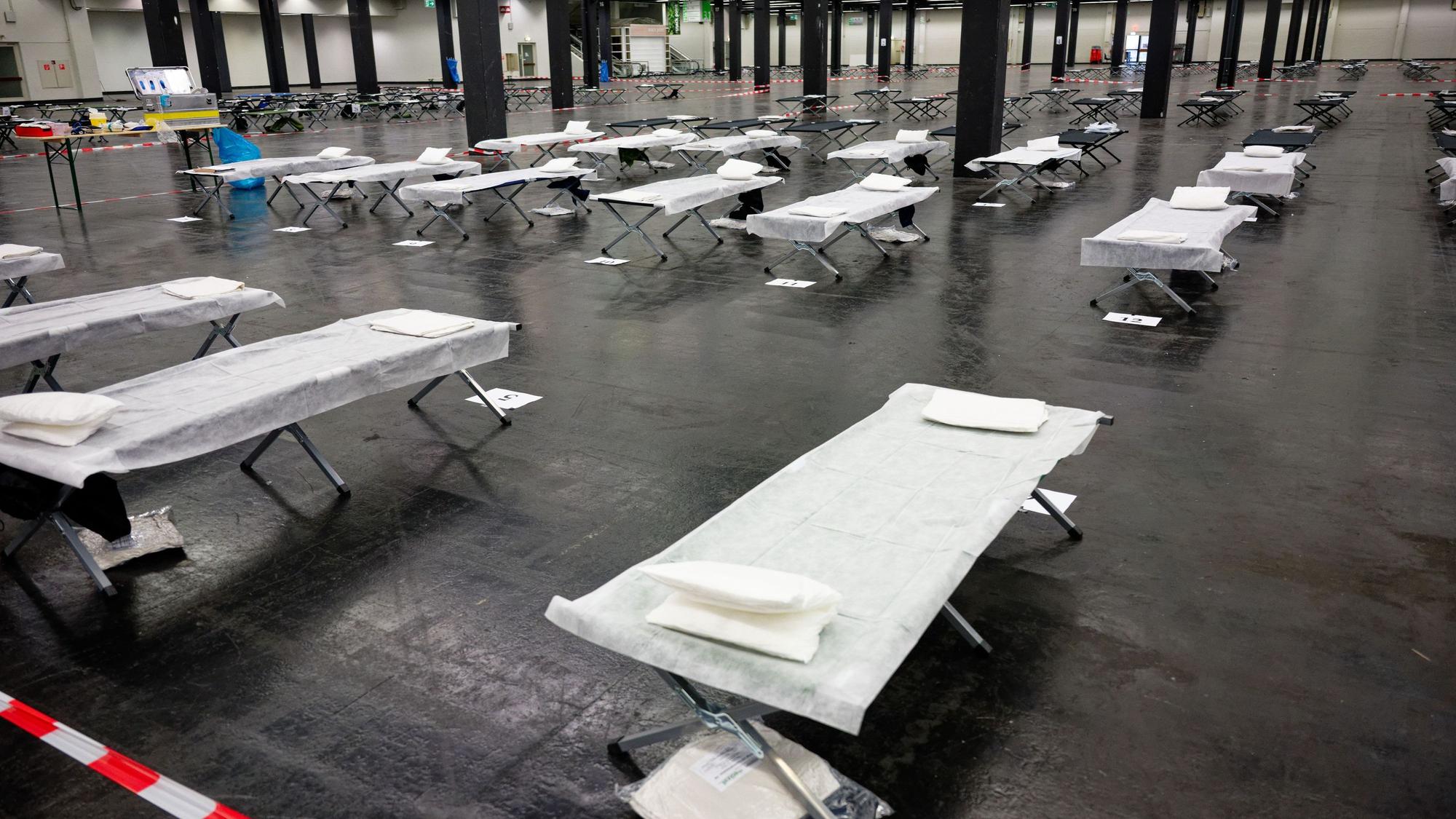 Feldbetten und medizinisches Material im Notfallversorgungszentrum der Feuerwehr Köln in einer gekühlten Messehalle.