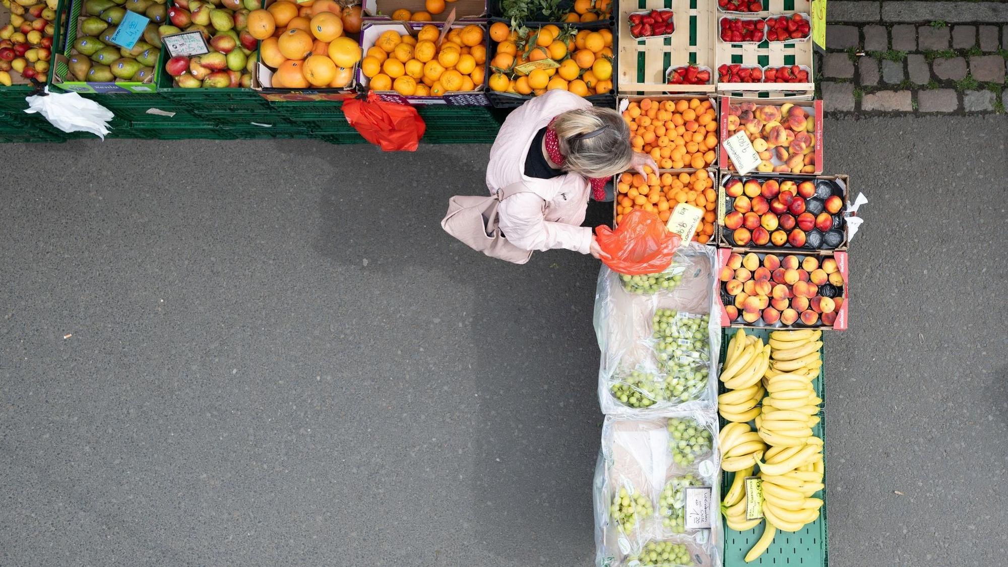 Einkäufe auf dem Wochenmarkt – auch dort dürften die Preise etwas höher sein als früher.