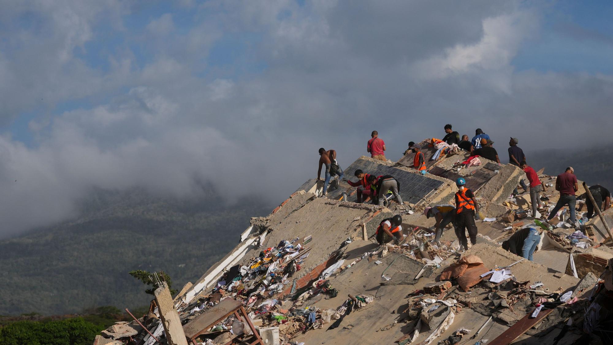 Rettungskräfte durchsuchen die Trümmer eines Gebäudes, das bei den Erdbeben in Catia La Mar, Venezuela, eingestürzt ist.
