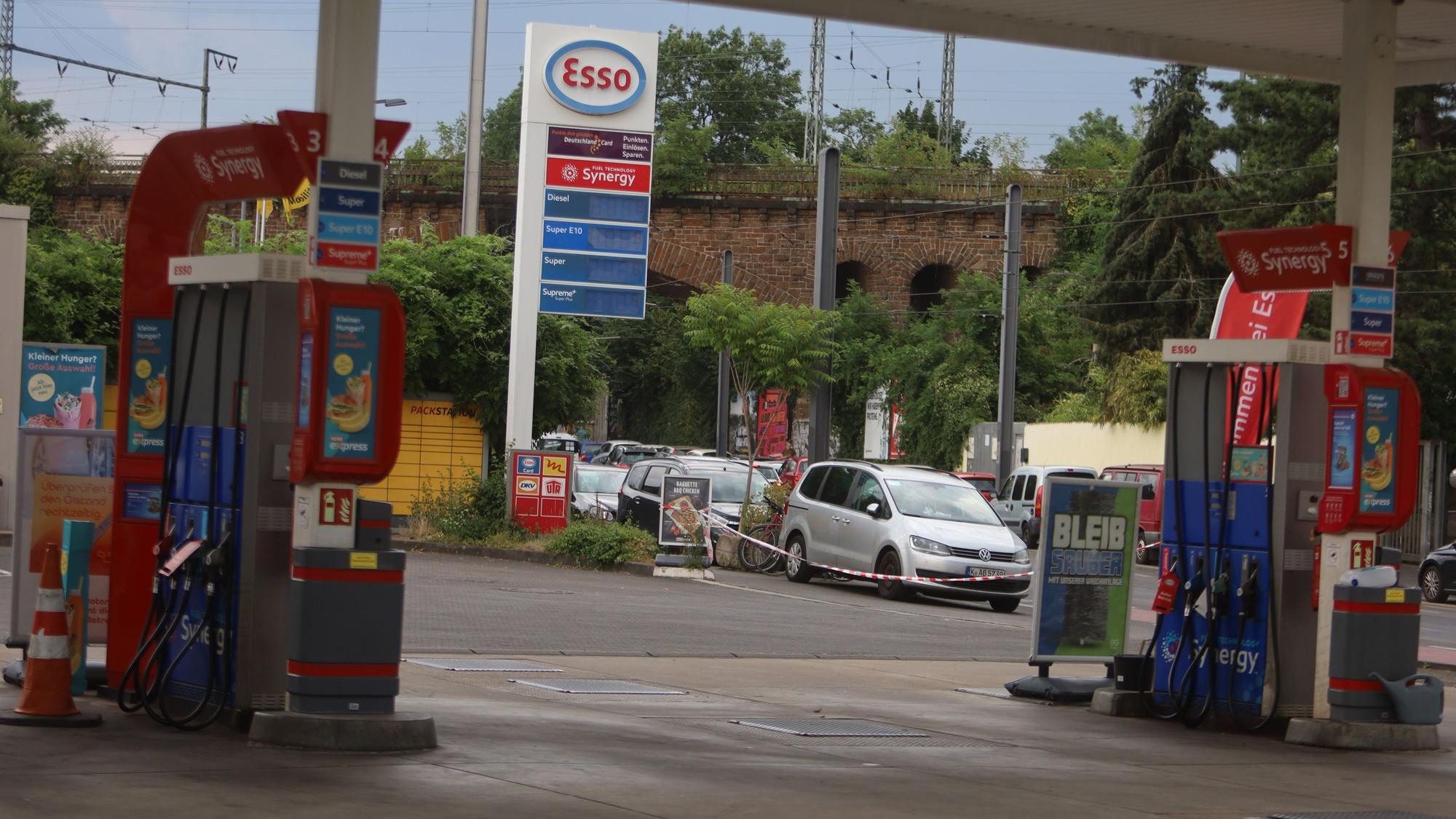 30.06.2026, Köln: Die Esso Tankstelle am Höninger Weg hat kein Sprit mehr. Foto: Arton Krasniqi