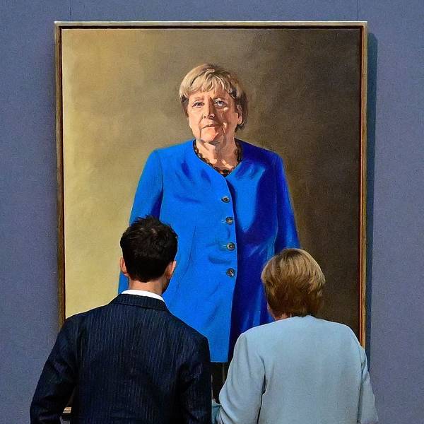 Angela Merkel und der Maler Jeremie Queyras betrachten das fertige Kanzlerinnen-Porträt.