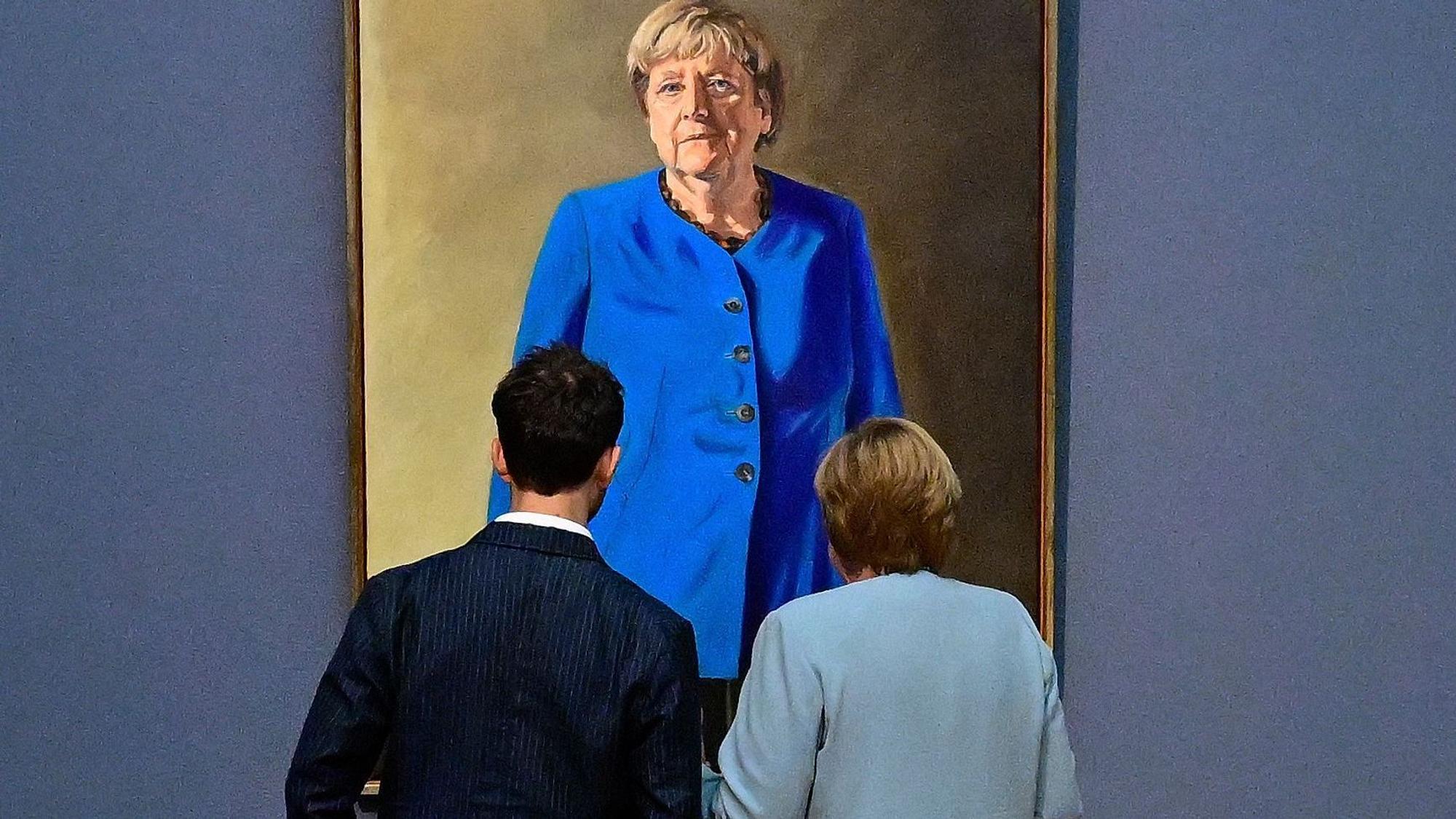 Angela Merkel und der Maler Jeremie Queyras betrachten das fertige Kanzlerinnen-Porträt.