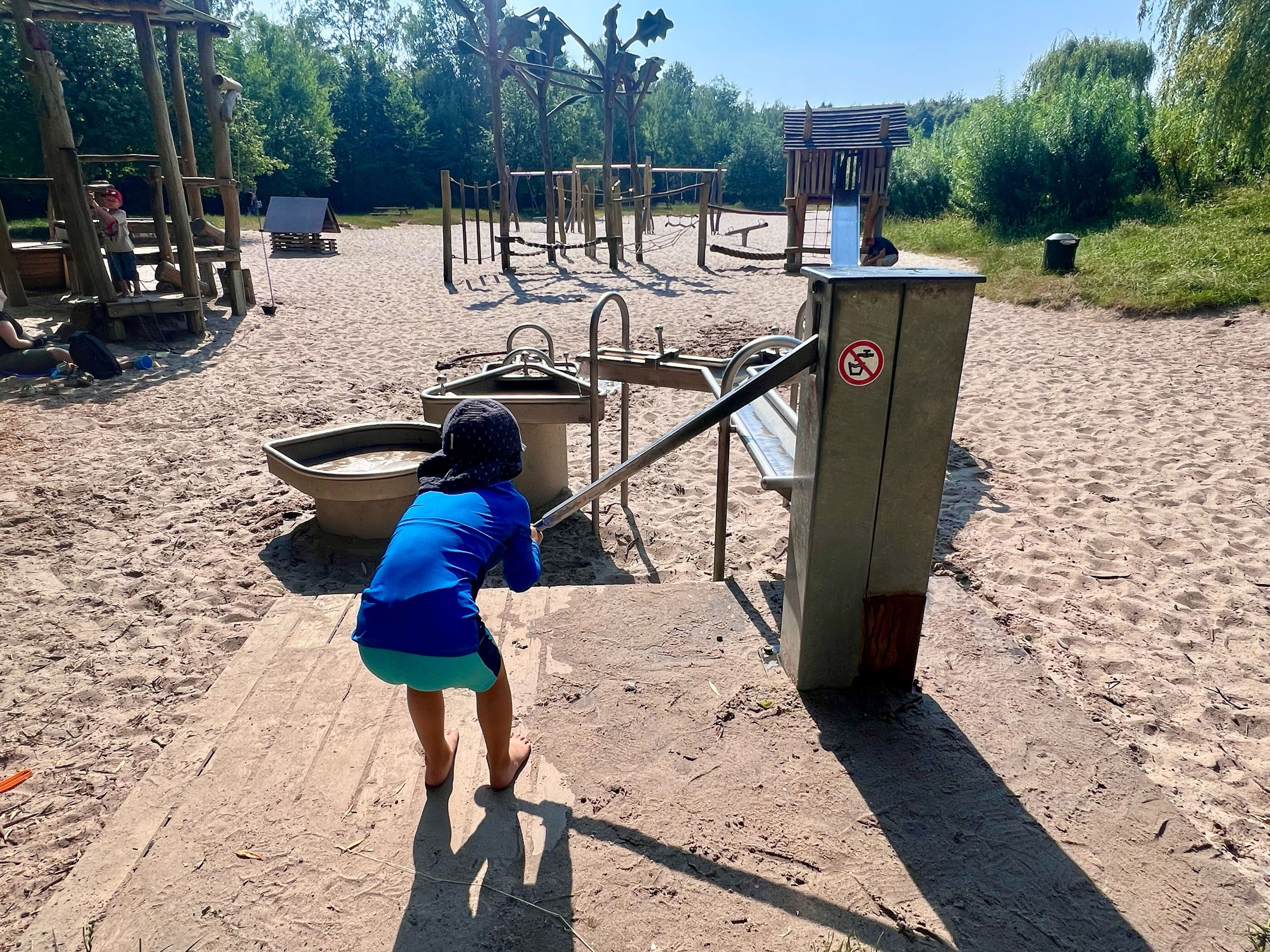 Die Wasserpumpe auf dem Spielplatz Leidenhausen ist der Hit, die neuen Spielgeräte sollen das auch werden.