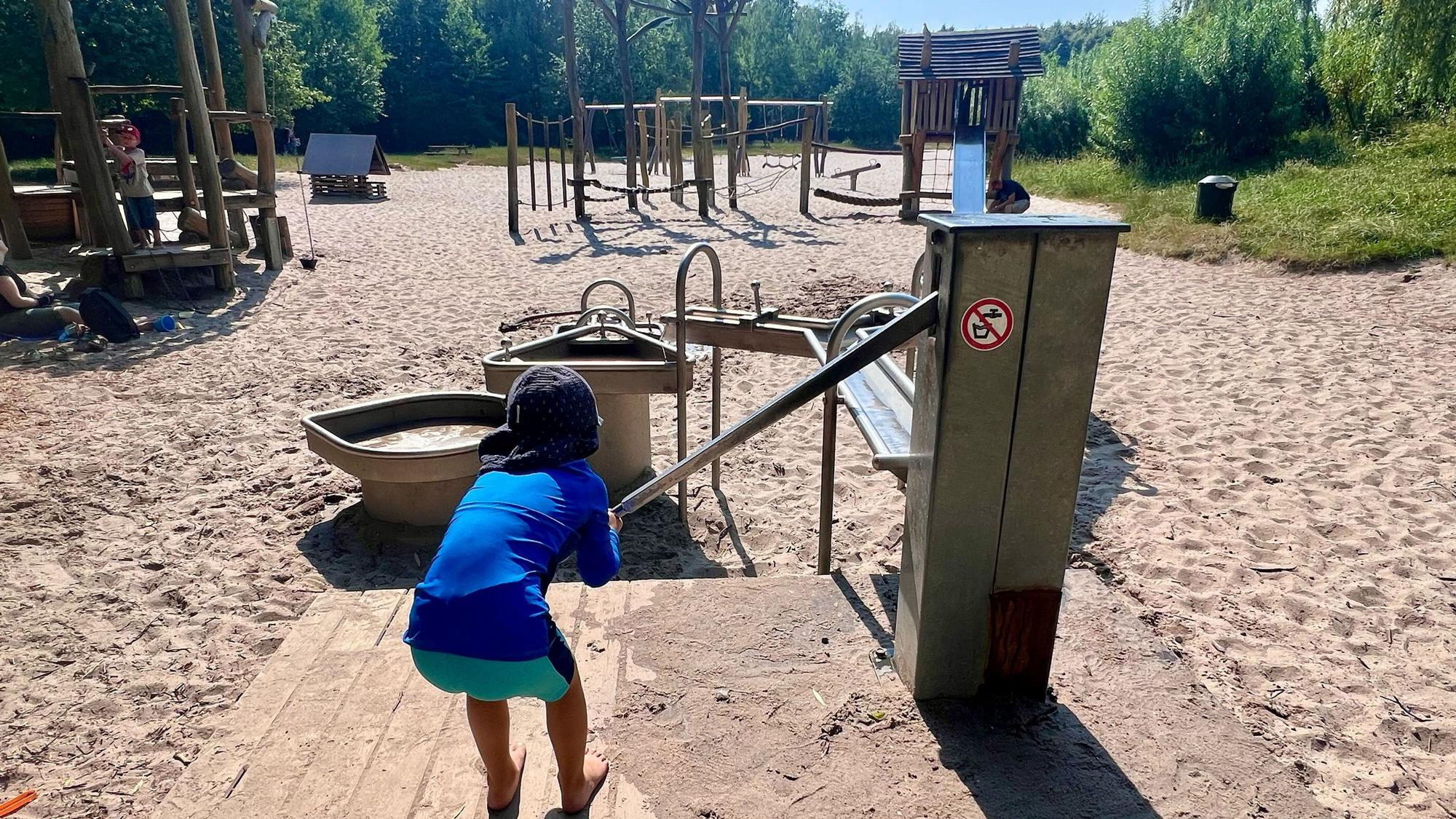 Die Wasserpumpe auf dem Spielplatz Leidenhausen ist der Hit, die neuen Spielgeräte sollen das auch werden.