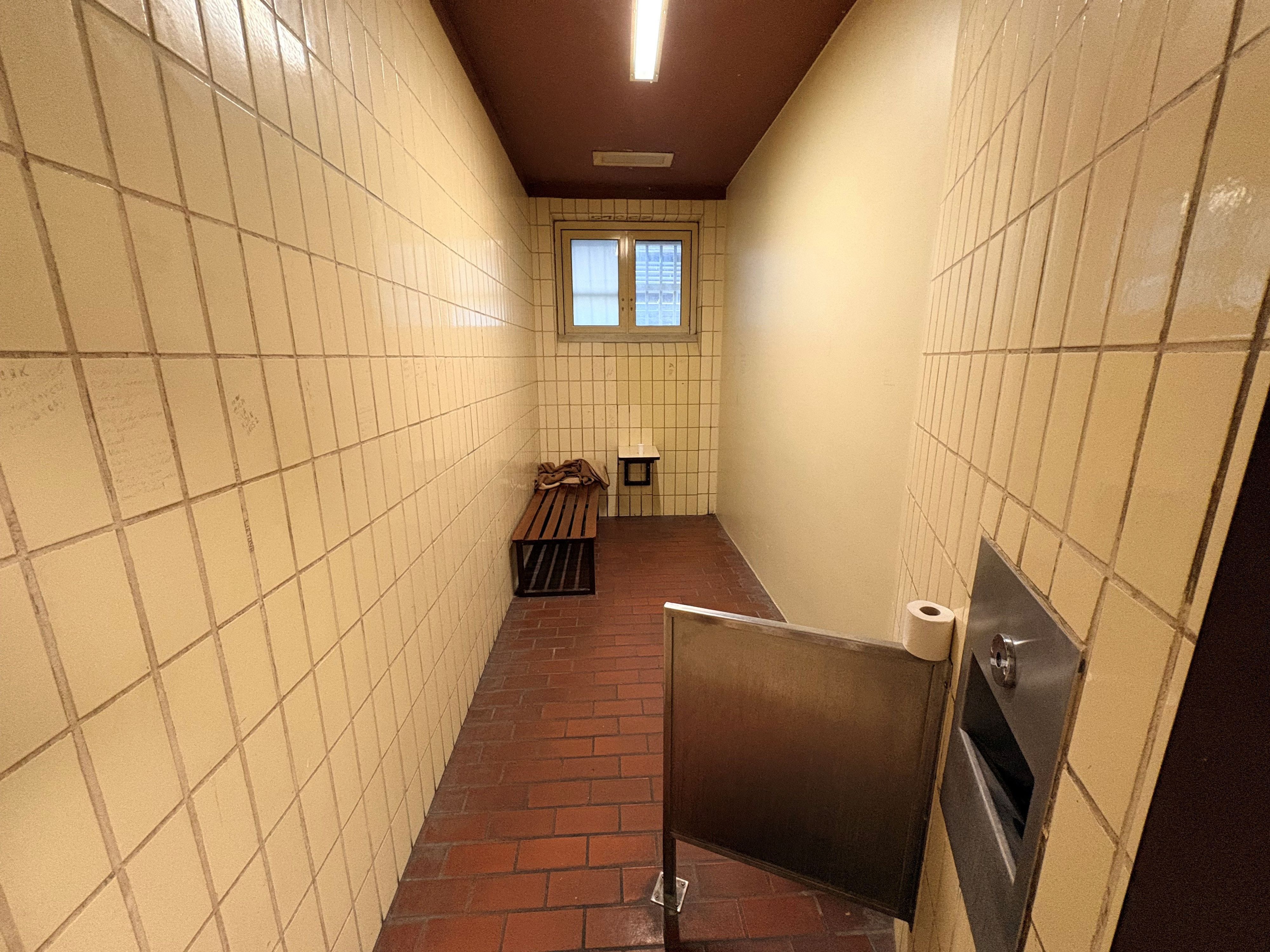 Blick in Zelle 1 in der Vorführstelle des Kölner Landgerichts an der Luxemburger Straße