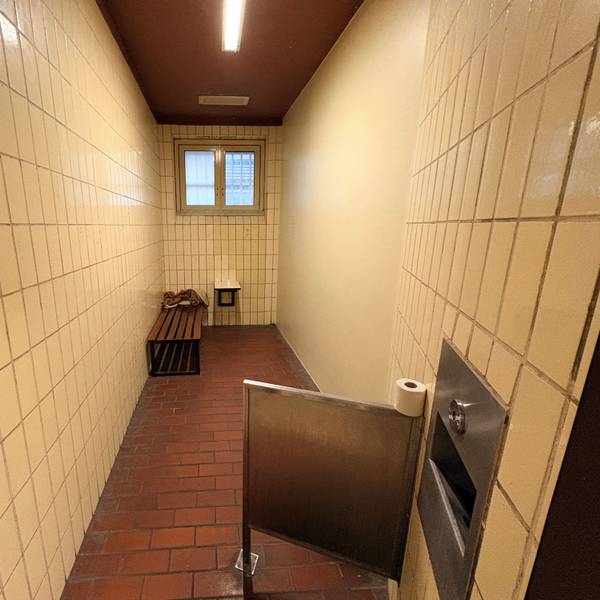 Blick in Zelle 1 in der Vorführstelle des Kölner Landgerichts an der Luxemburger Straße