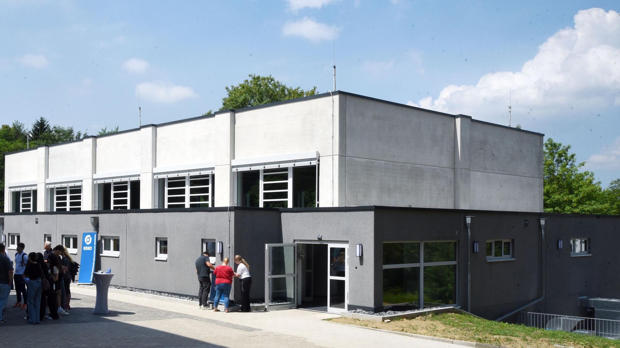 Am Montag wurde die rasante Fertigstellung der neuen Sporthalle am Kaufmännischen Berufskolleg in Waldbröl gefeiert.
