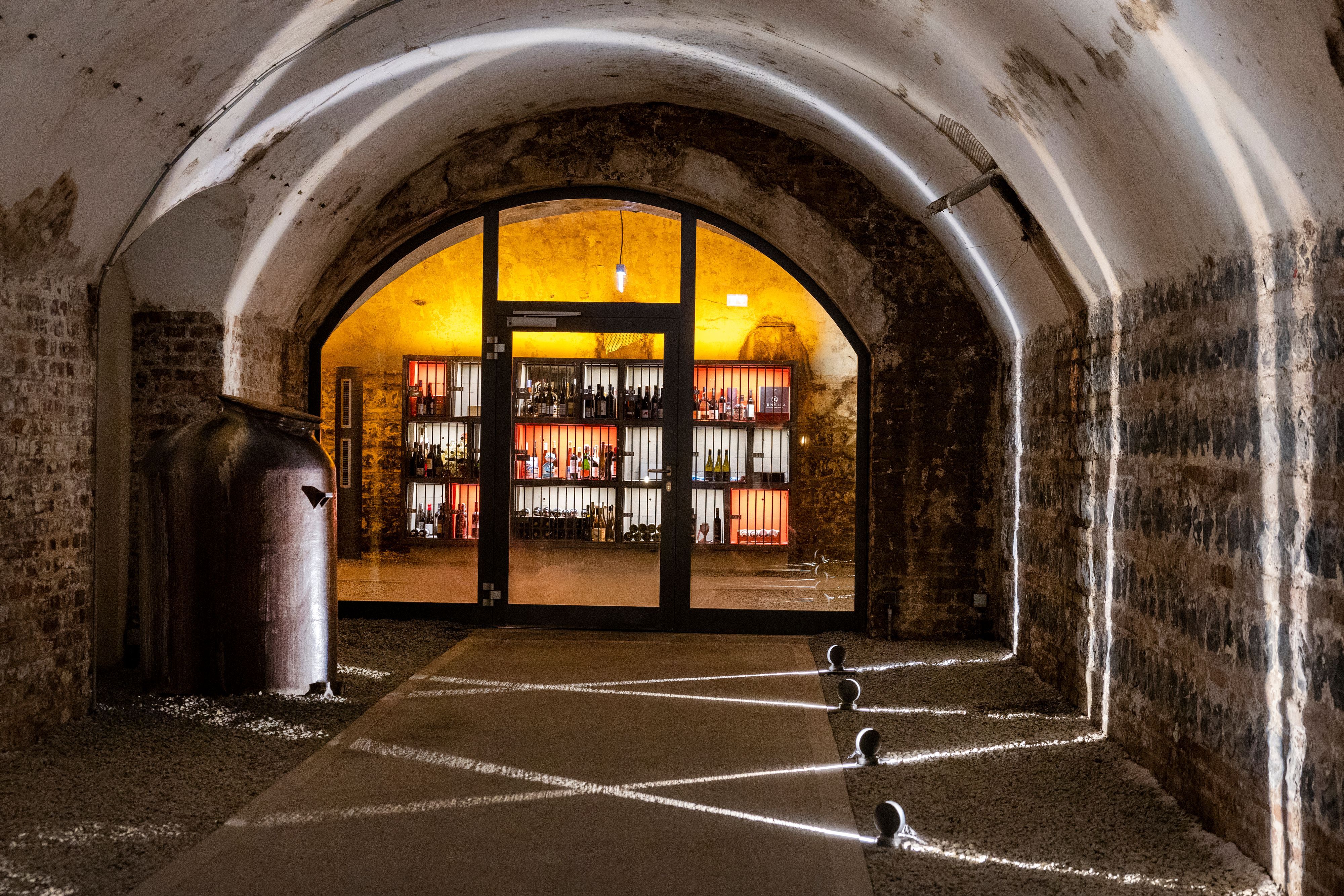 Für die Serie „Köln von unten“
Die Winebank hat ihren Sitz in einem alten Weinkeller aus der Mitte des 19. Jahrhunderts und bietet Weinschließfächer an.

Köln
30.06.2026

Foto: Michael Bause