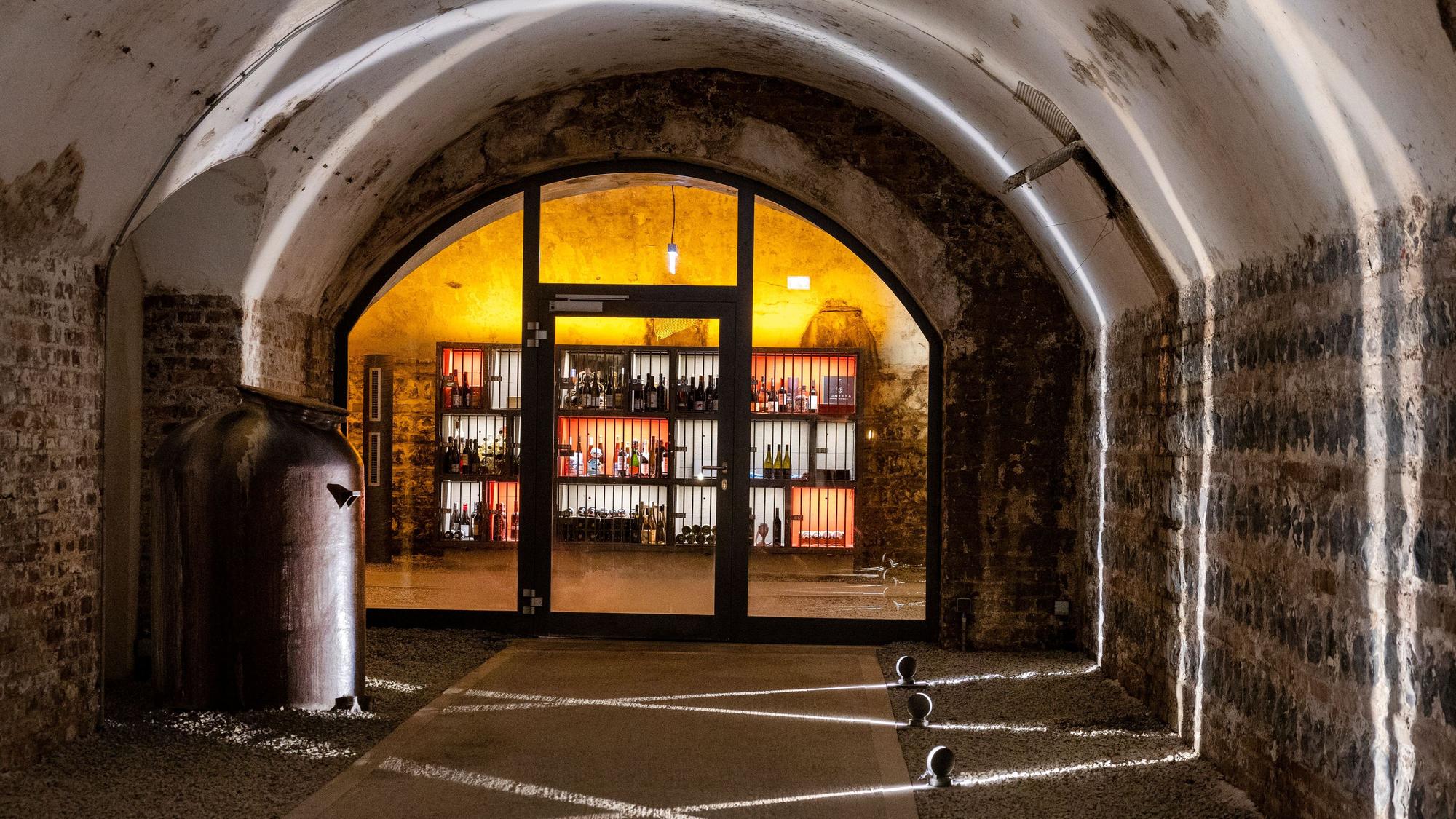Für die Serie „Köln von unten“
Die Winebank hat ihren Sitz in einem alten Weinkeller aus der Mitte des 19. Jahrhunderts und bietet Weinschließfächer an.
Köln
30.06.2026
Foto: Michael Bause