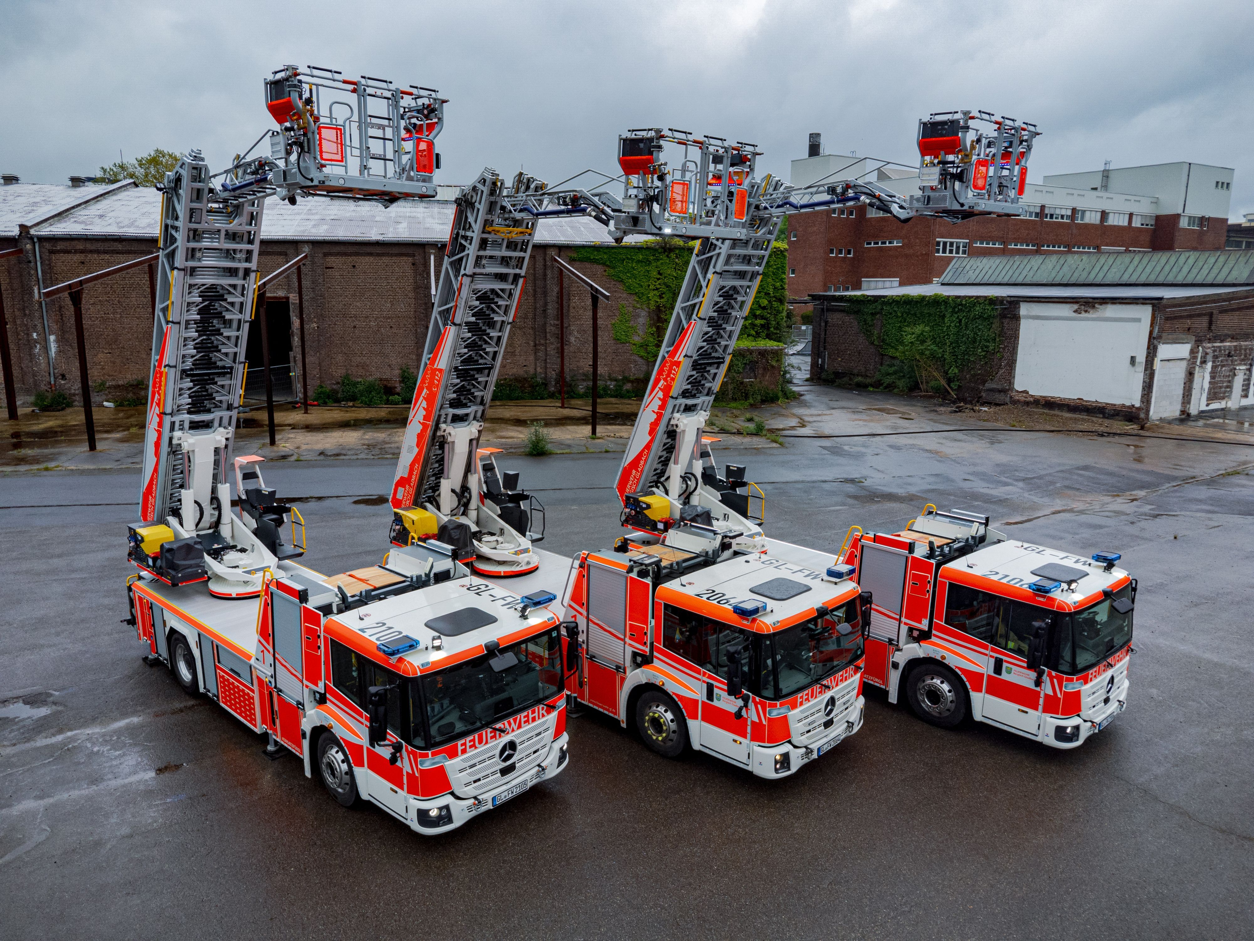 Alle drei Drehleitern der Feuerwehr Bergisch Gladbach - in der Mitte die alte Drehleiter