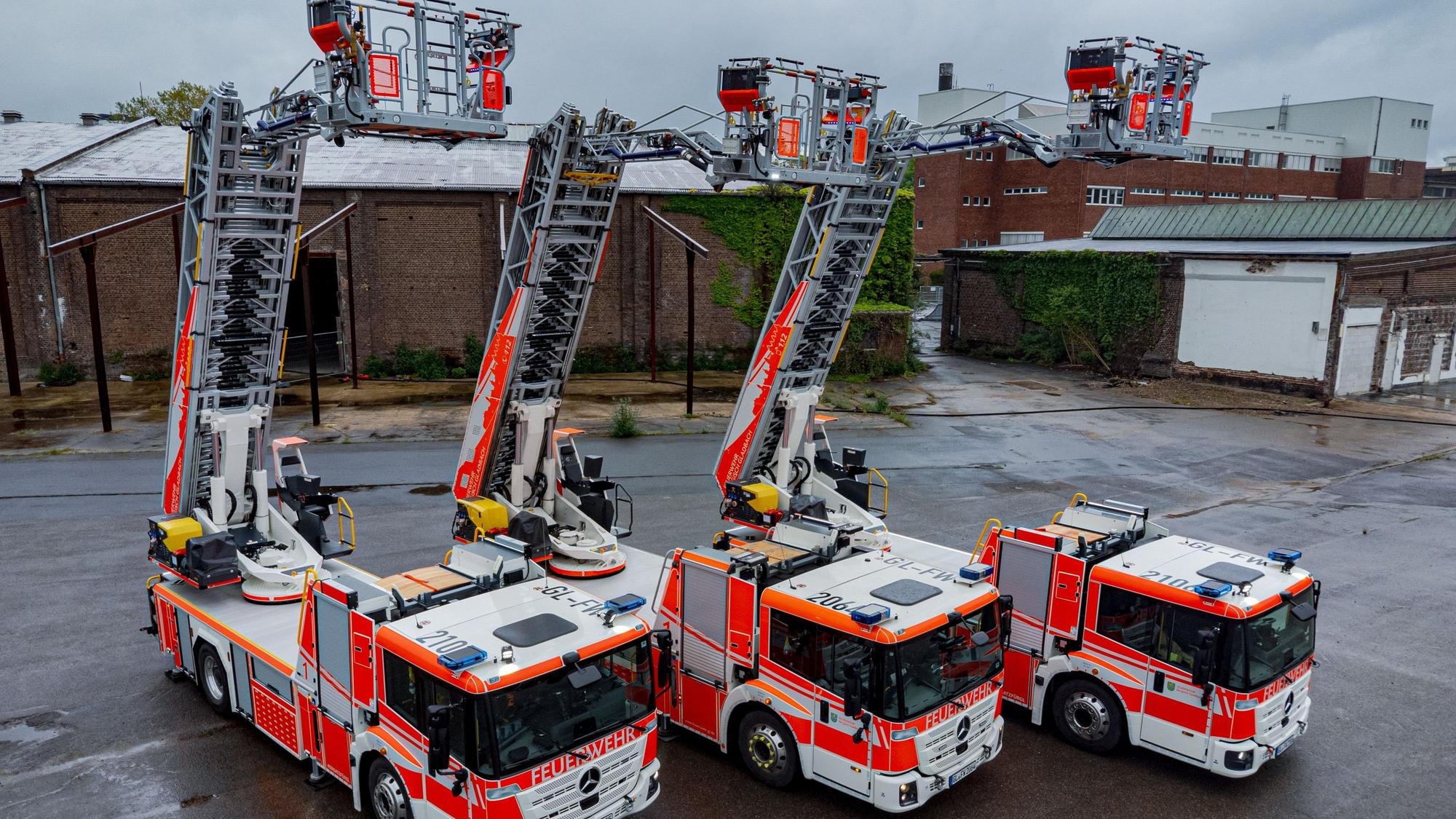 Alle drei Drehleitern der Feuerwehr Bergisch Gladbach - in der Mitte die alte Drehleiter