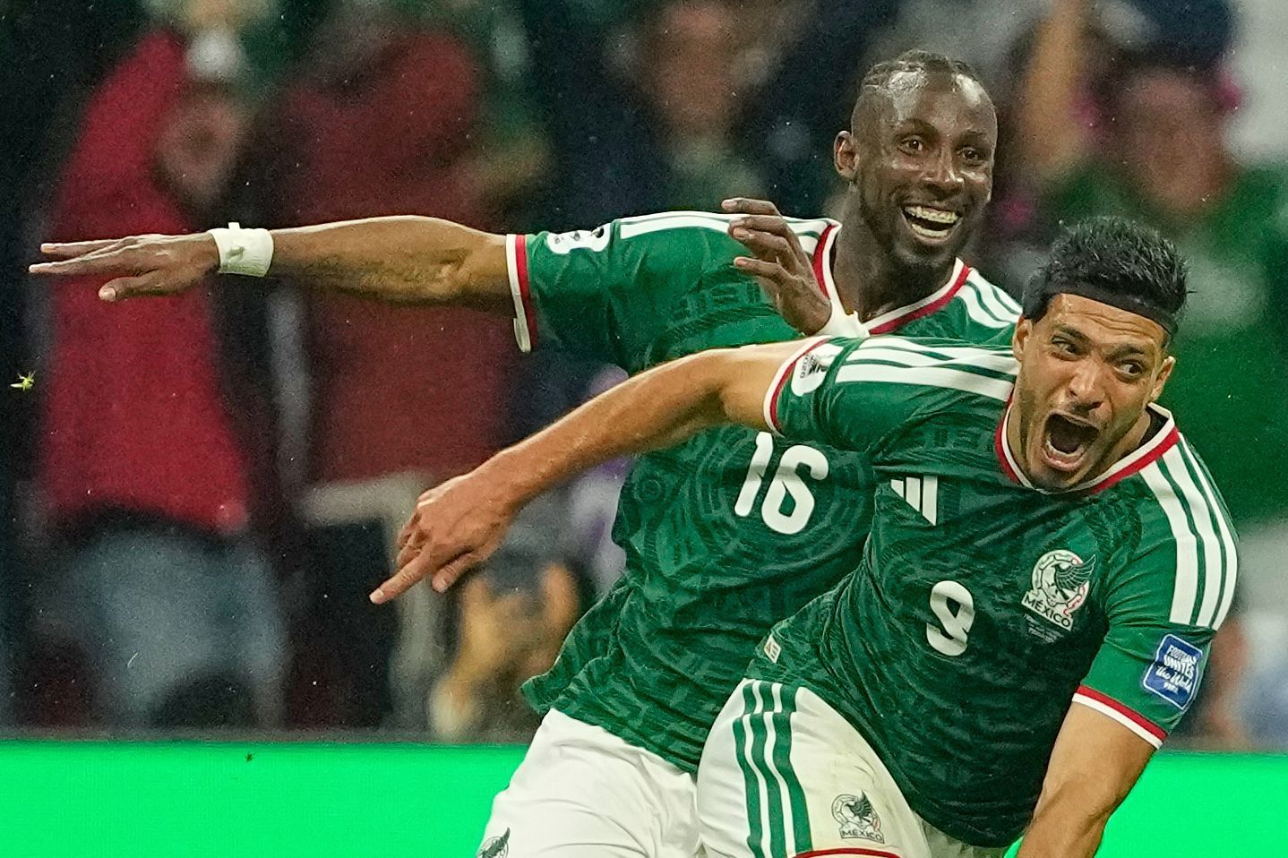 Der Mexikaner Raúl Jiménez (9) feiert gemeinsam mit seinem Teamkollegen Julián Quinones (16) den zweiten Treffer seiner Mannschaft.