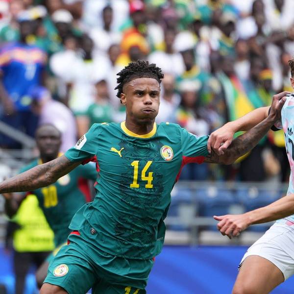 Ismail Jakobs im Zweikampf mit Charles De Ketelaere.
