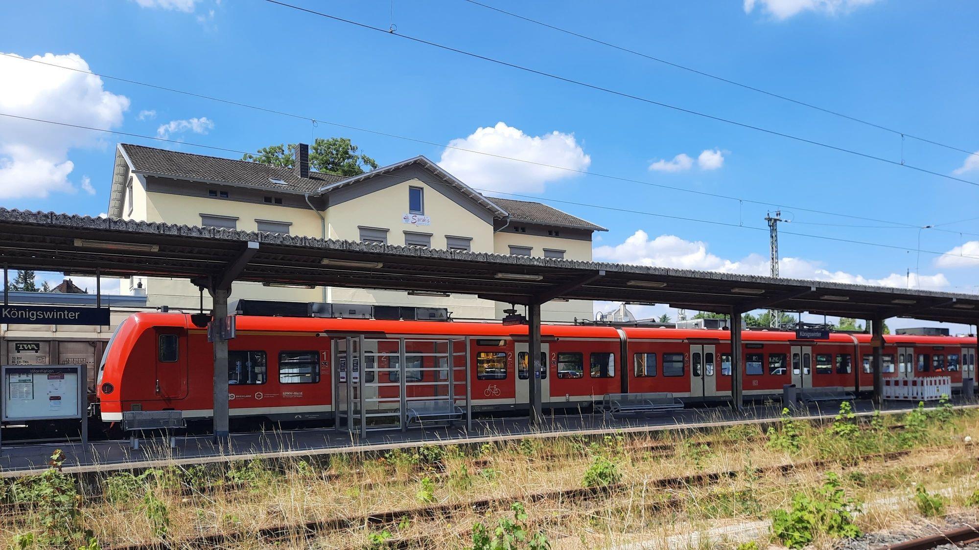 Eine rot lackierte S-Bahn steht in einem Bahnhof.