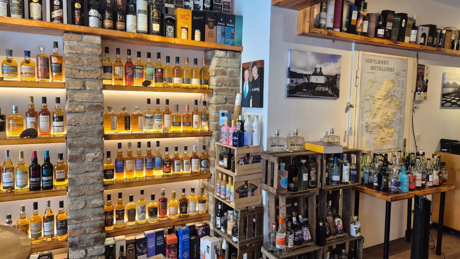 Blick in den Spirituosenladen „Postert Whisky“ in Höhenhaus.