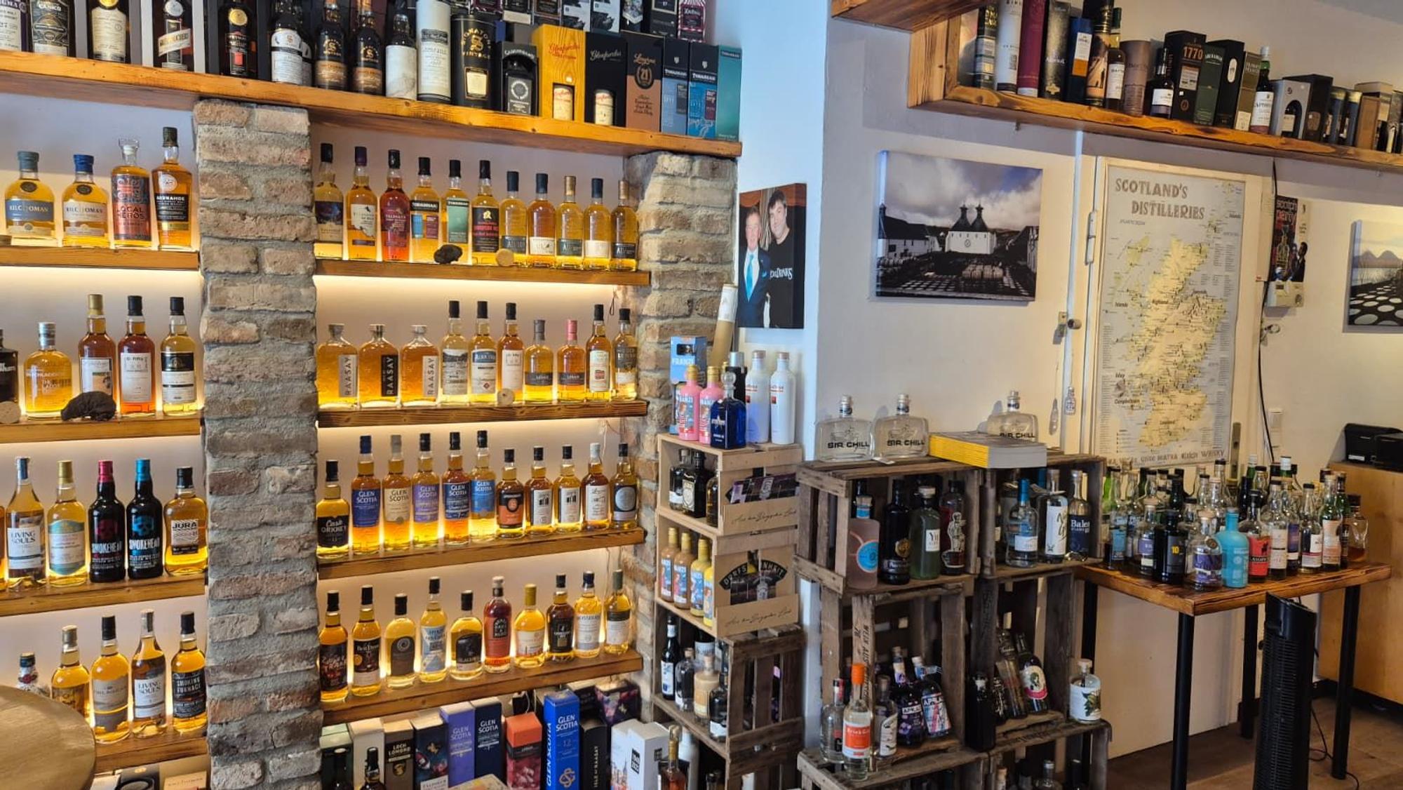 Blick in den Spirituosenladen „Postert Whisky“ in Höhenhaus.