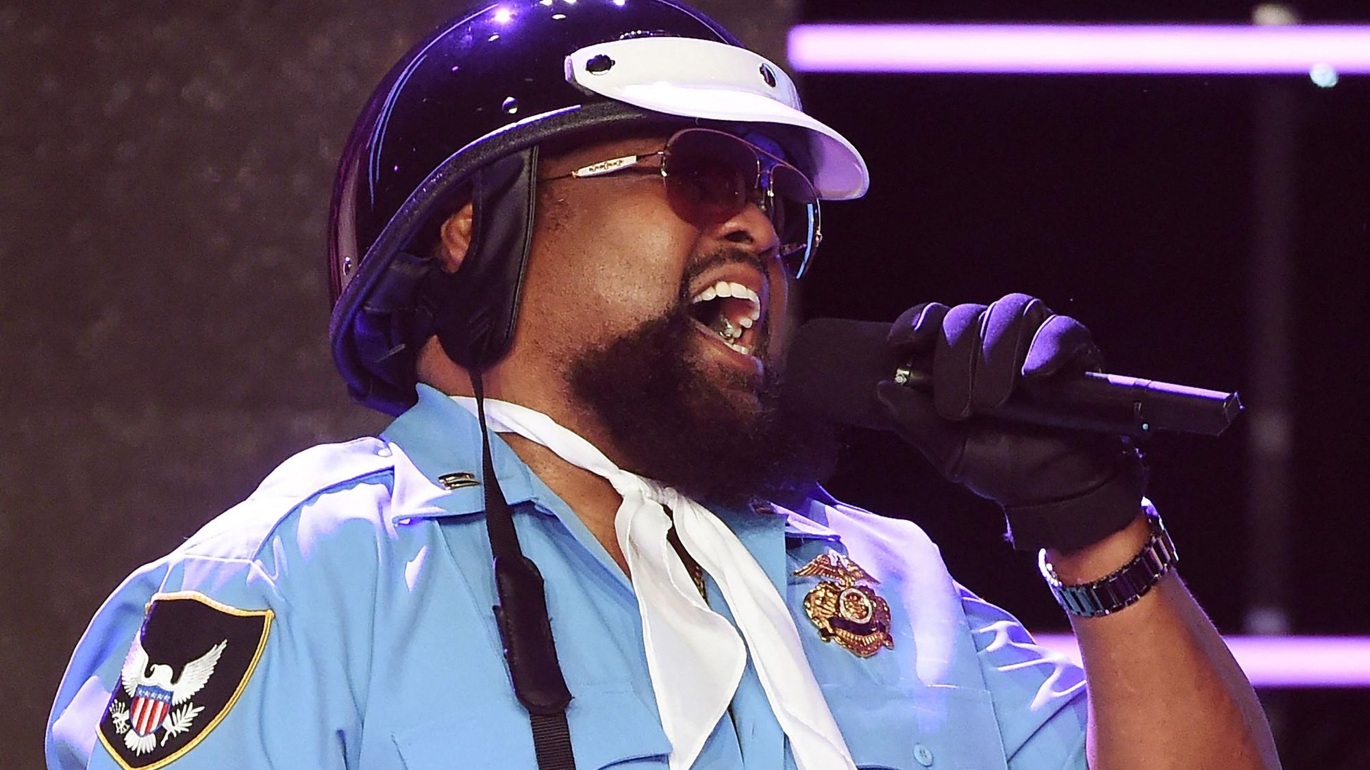 Victor Willis von den Village People auf der Bühne bei den Streamy Awards 2017 im Beverly Hilton Hotel am 26. September 2017 in Beverly Hills, Kalifornien. Victor Willis, der Frontmann der Disco-Band Village People aus den 1970er Jahren, der in einer Polizeiuniform auf der Bühne stand, ist im Alter von 74 Jahren verstorben, wie seine Frau auf den Social-Media-Kanälen der Band bekannt gab.