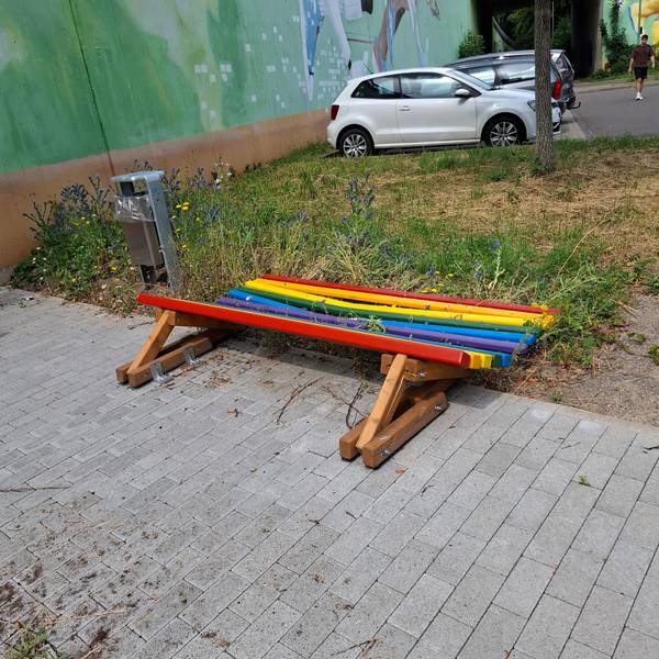 Die zerstörte Regenbogenbank vor der Öki-Ini Wipperfürth.