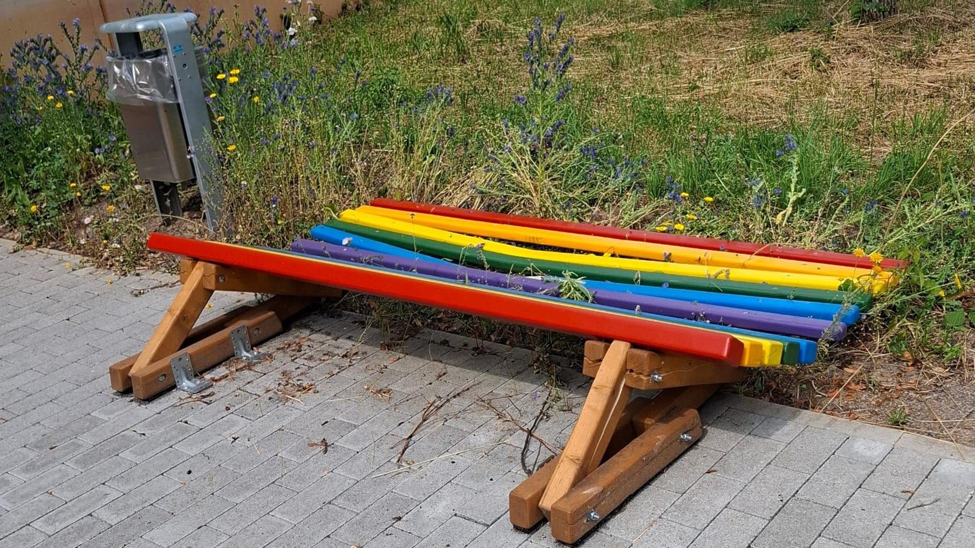 Die zerstörte Regenbogenbank vor der Öki-Ini Wipperfürth.