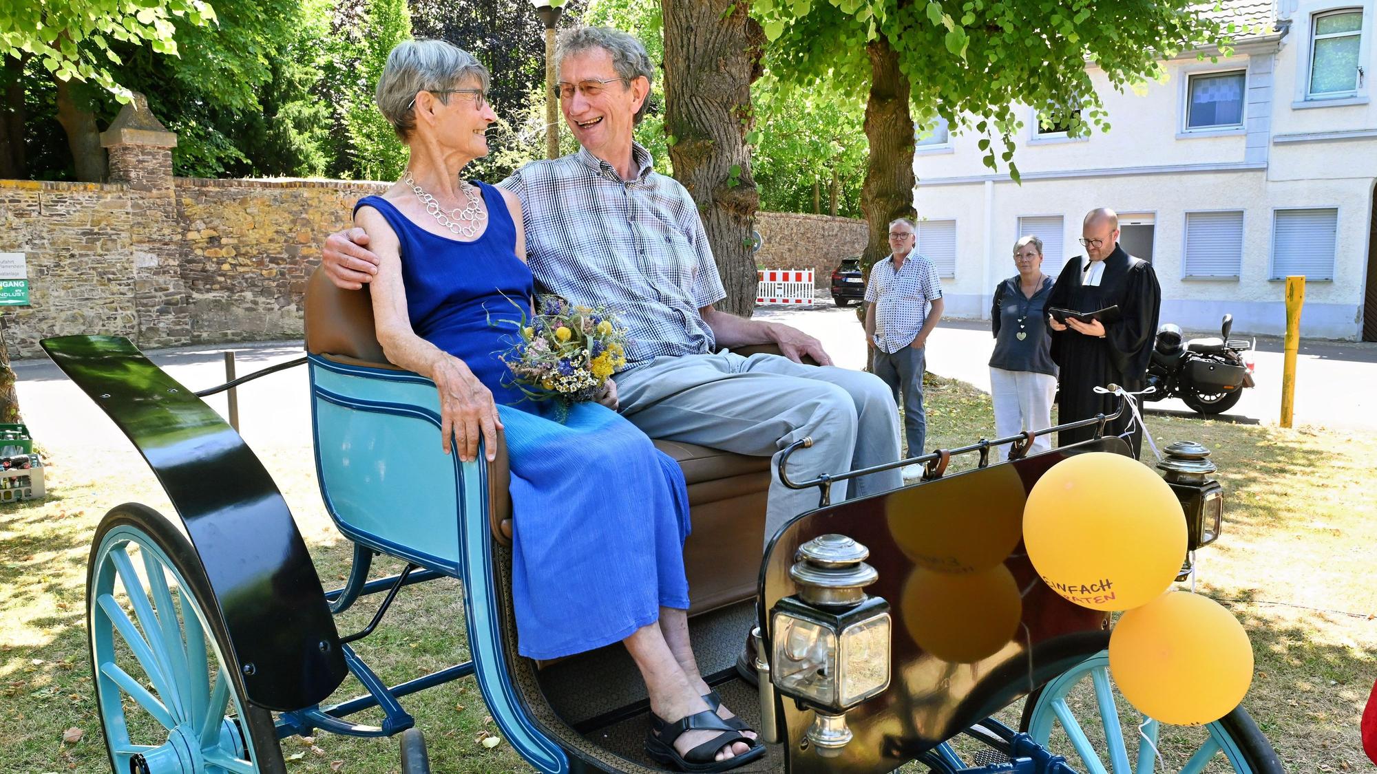 Renate Gerhardt und Ludwig Rößing sitzen in einer mit Luftballons geschmückter Kutsche.