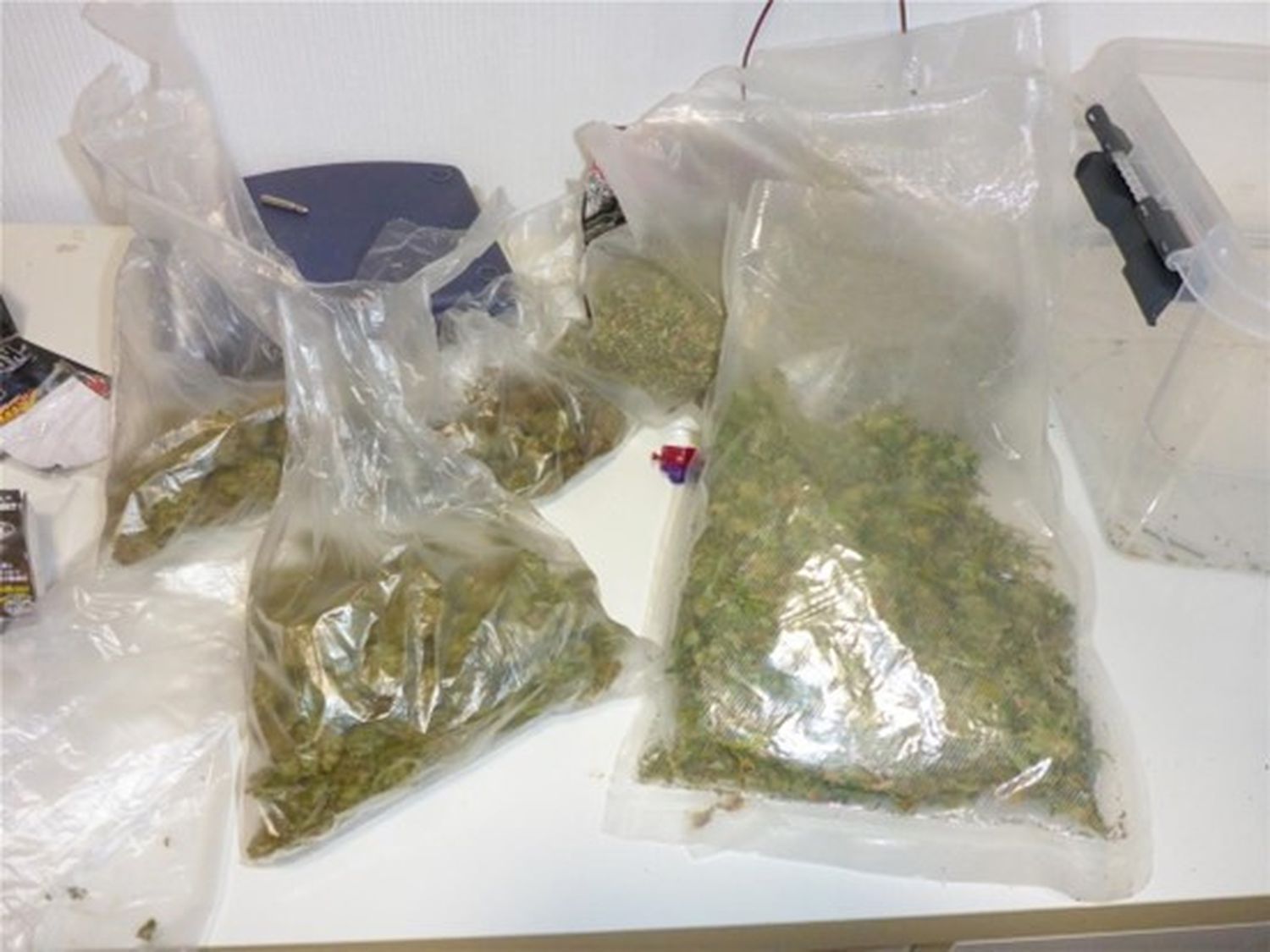 Das Bild zeigt sichergestelltes Beweismaterial durch die Polizei Euskirchen.