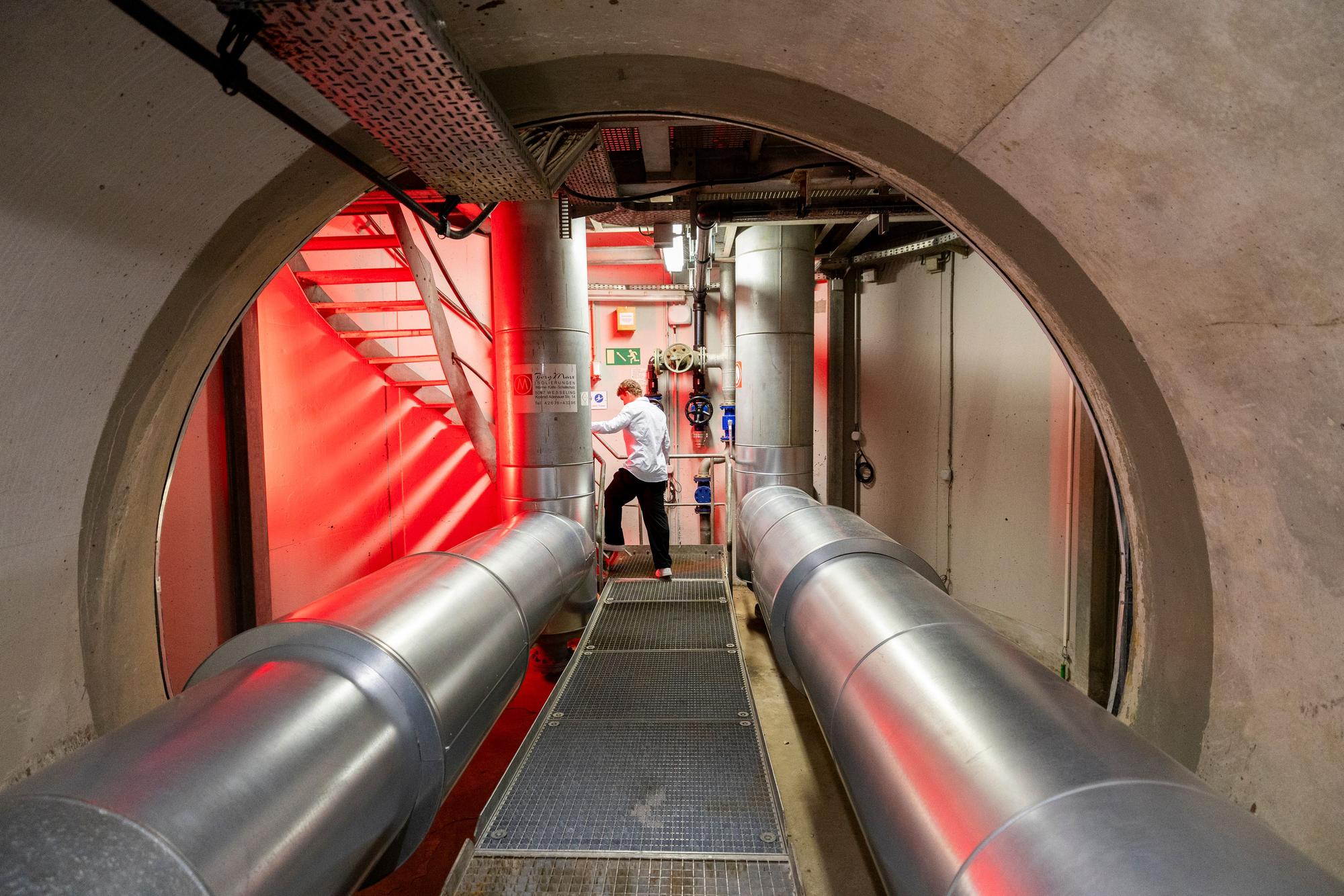 Für die Serie „Köln von unten“
Der Fernwärmetunnel der RheinEnergie unterquert den Rhein um die Wärmenetze im links- und rechtsrheinischen Köln zu verbinden.
Köln
30.06.2026
Foto: Michael Bause