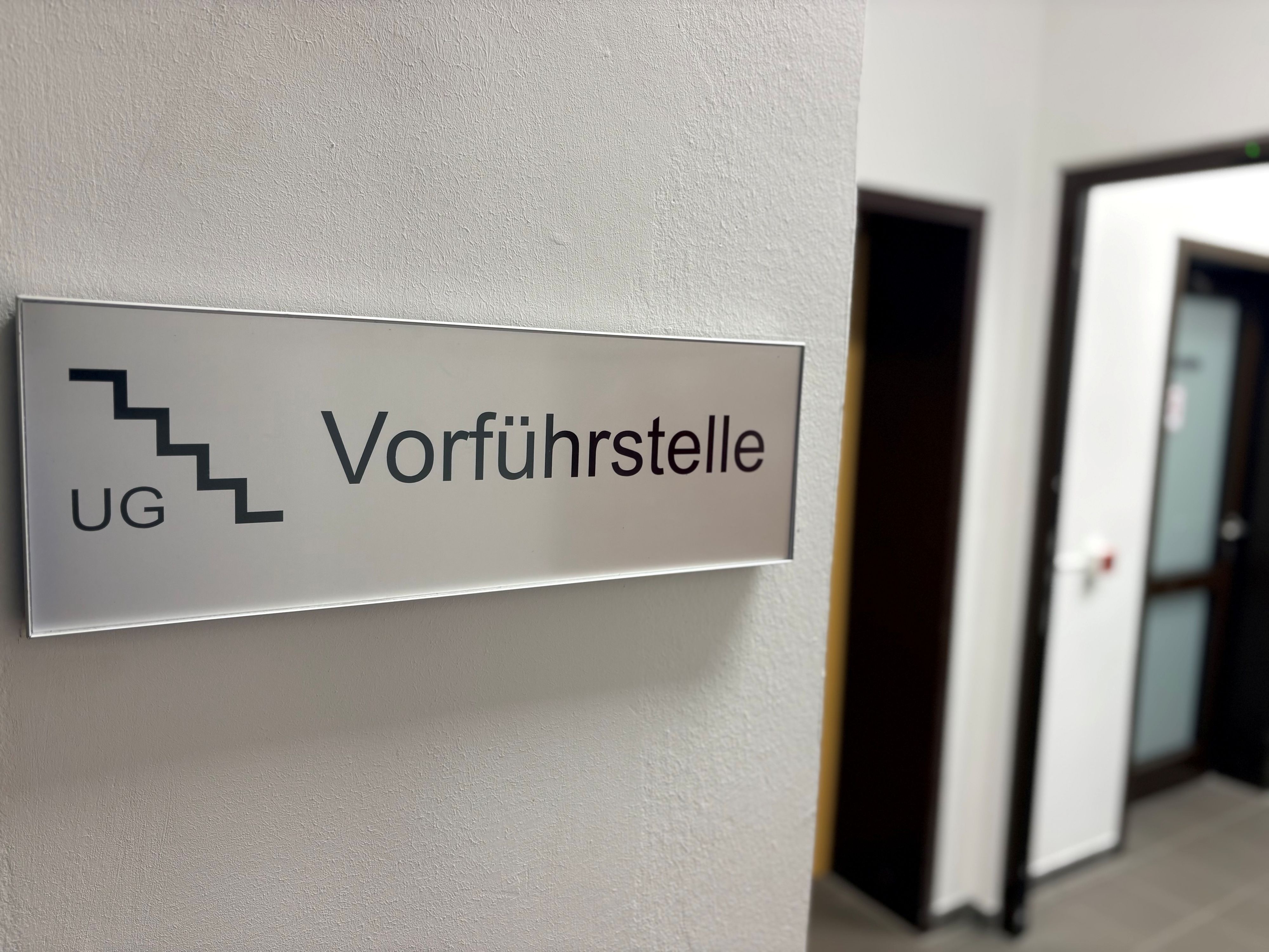 Dieser Weg führt vom ersten Stock zur Vorführstelle im Untergeschoss des Landgericht.