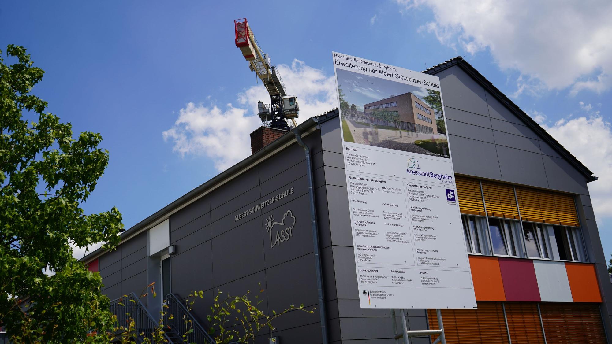Das Bild zeigt die Albert-Schweitzer-Schule. Im Hintergrund ist ein Baukran zu sehen.